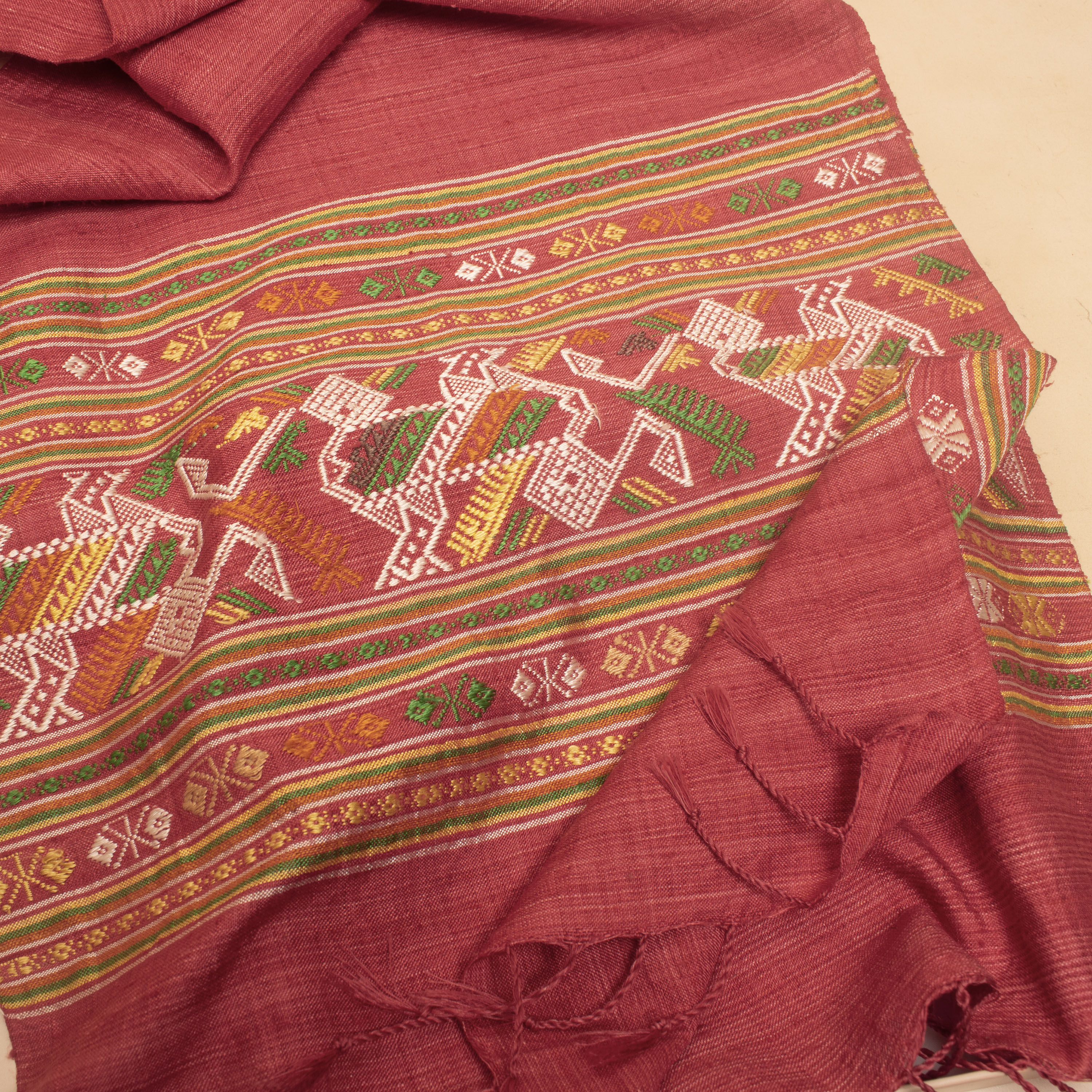 bề mặt khăn thổ cẩm con voi màu đỏ- khăn tơ tằm thổ cẩm cao cấp của Bá minh silk