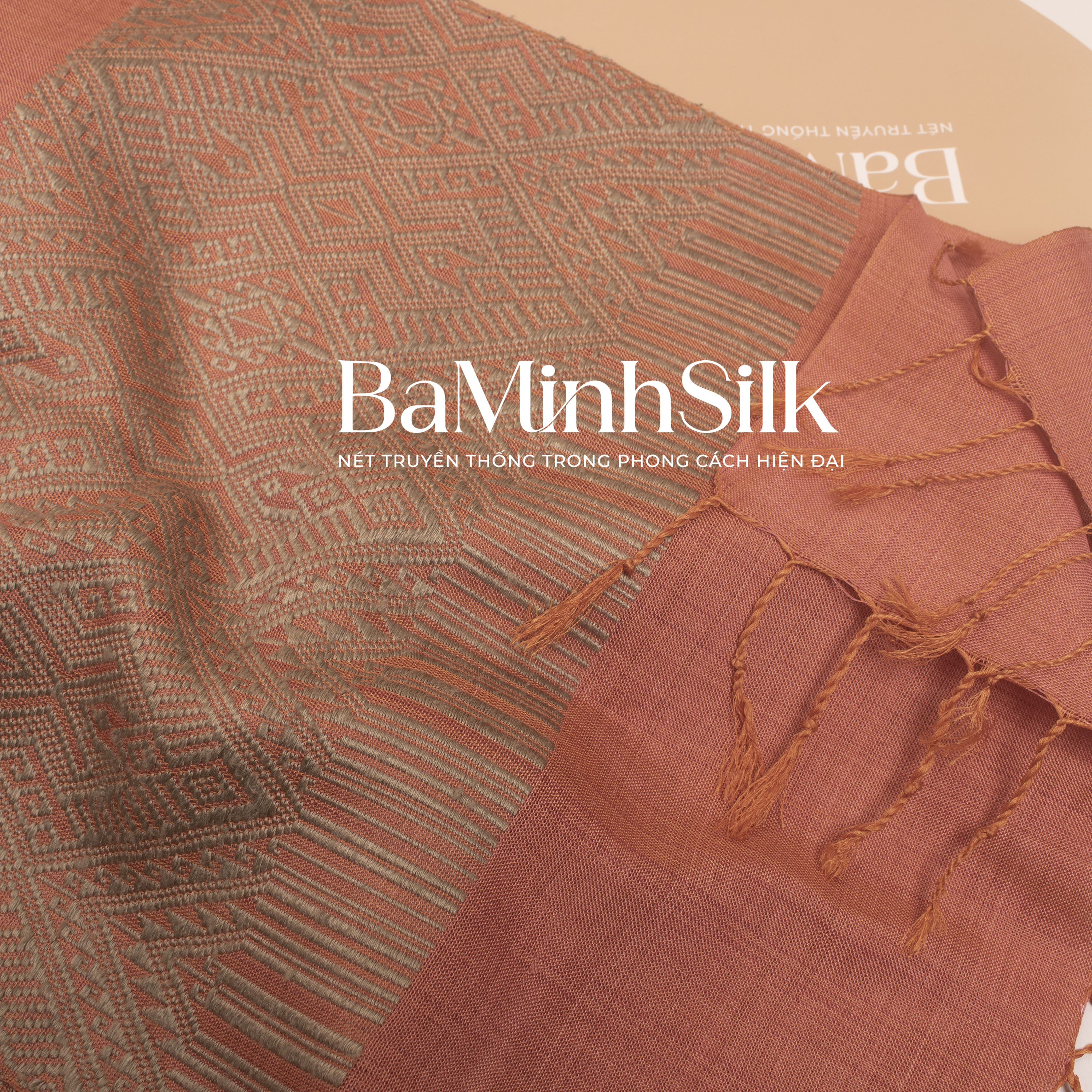 Hoạ tiết khăn tơ tằm thổ cẩm dệt liền 2 đầu của Bá Minh Silk