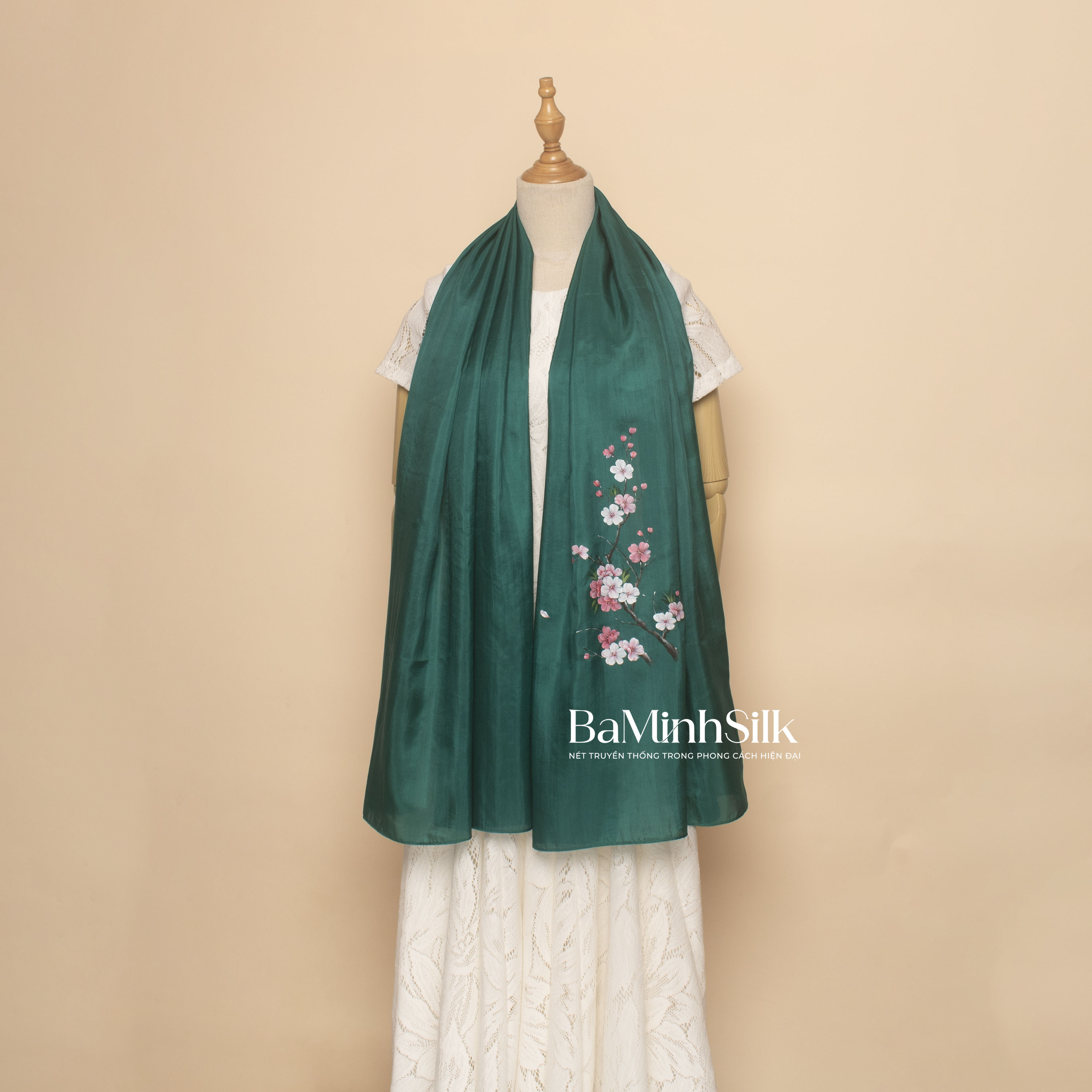 khăn lụa dài xanh lá 01 vẽ tay cành đào