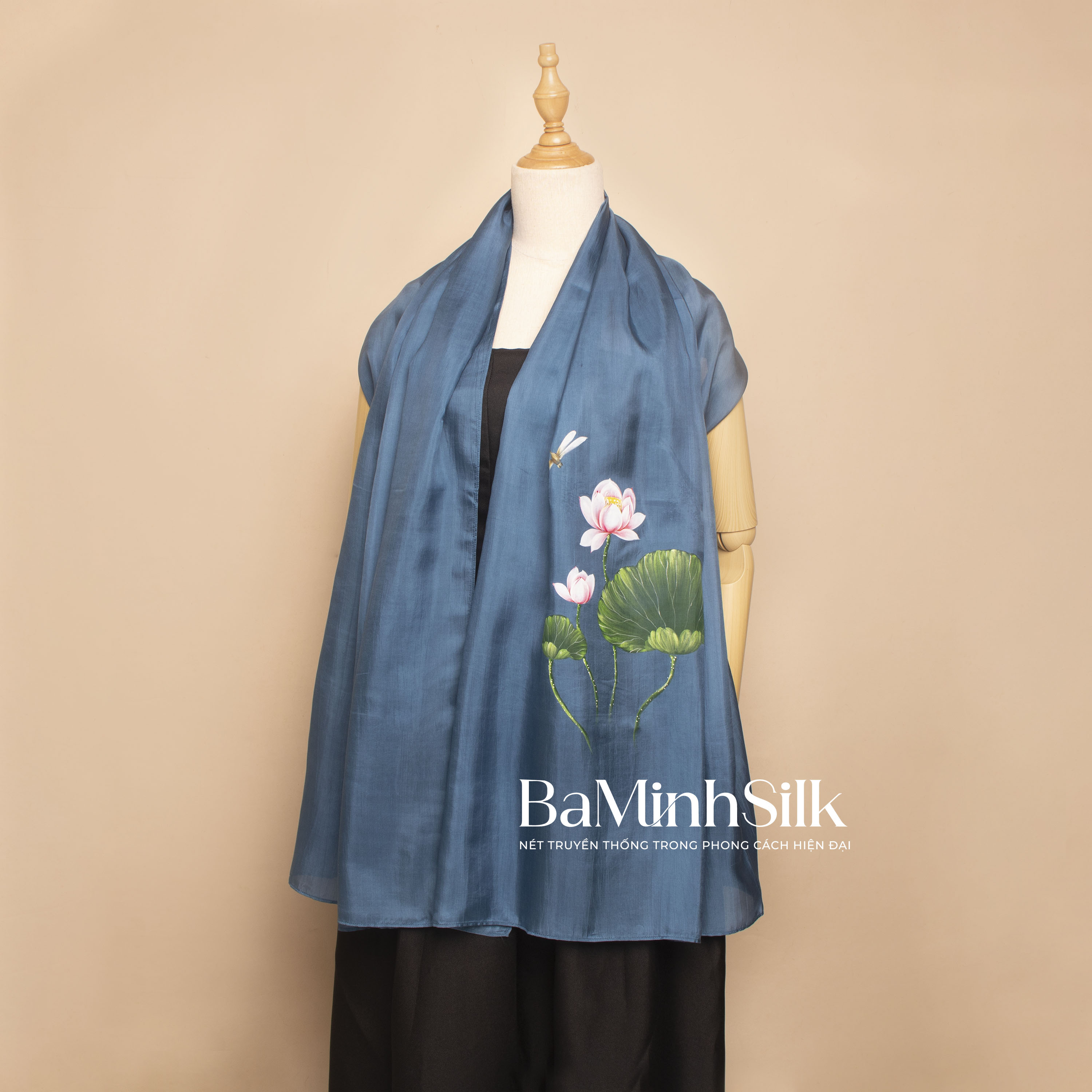 khăn choàng lụa tơ tằm vẽ tay hoa sen màu xanh lam 85x180cm
