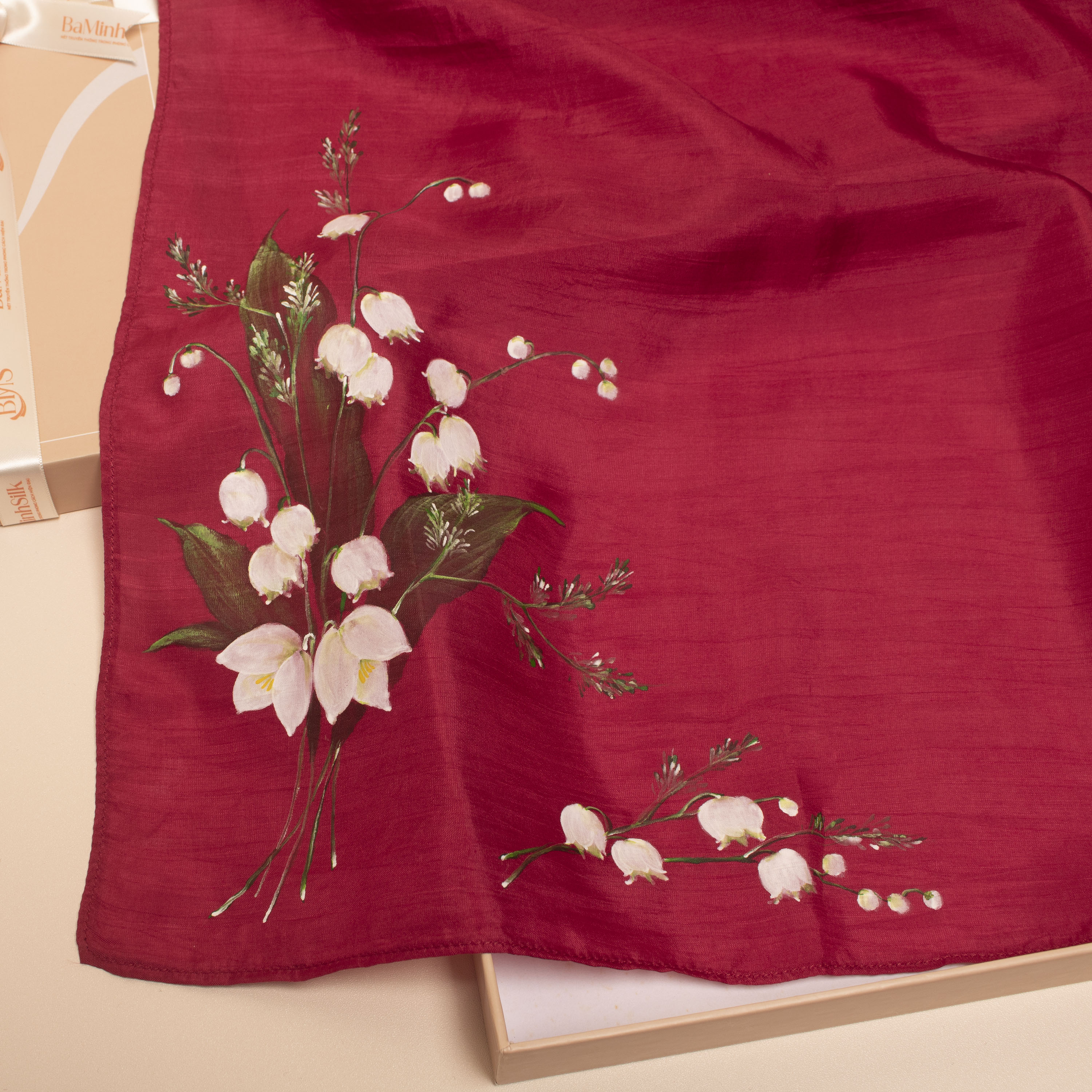 khăn lụa vuông vẽ tay hoa linh lan size 80x80cm màu đỏ bề mặt khăn lụa vuông vẽ tay hoa linh lan size 80x80cm màu đỏ bề mặt