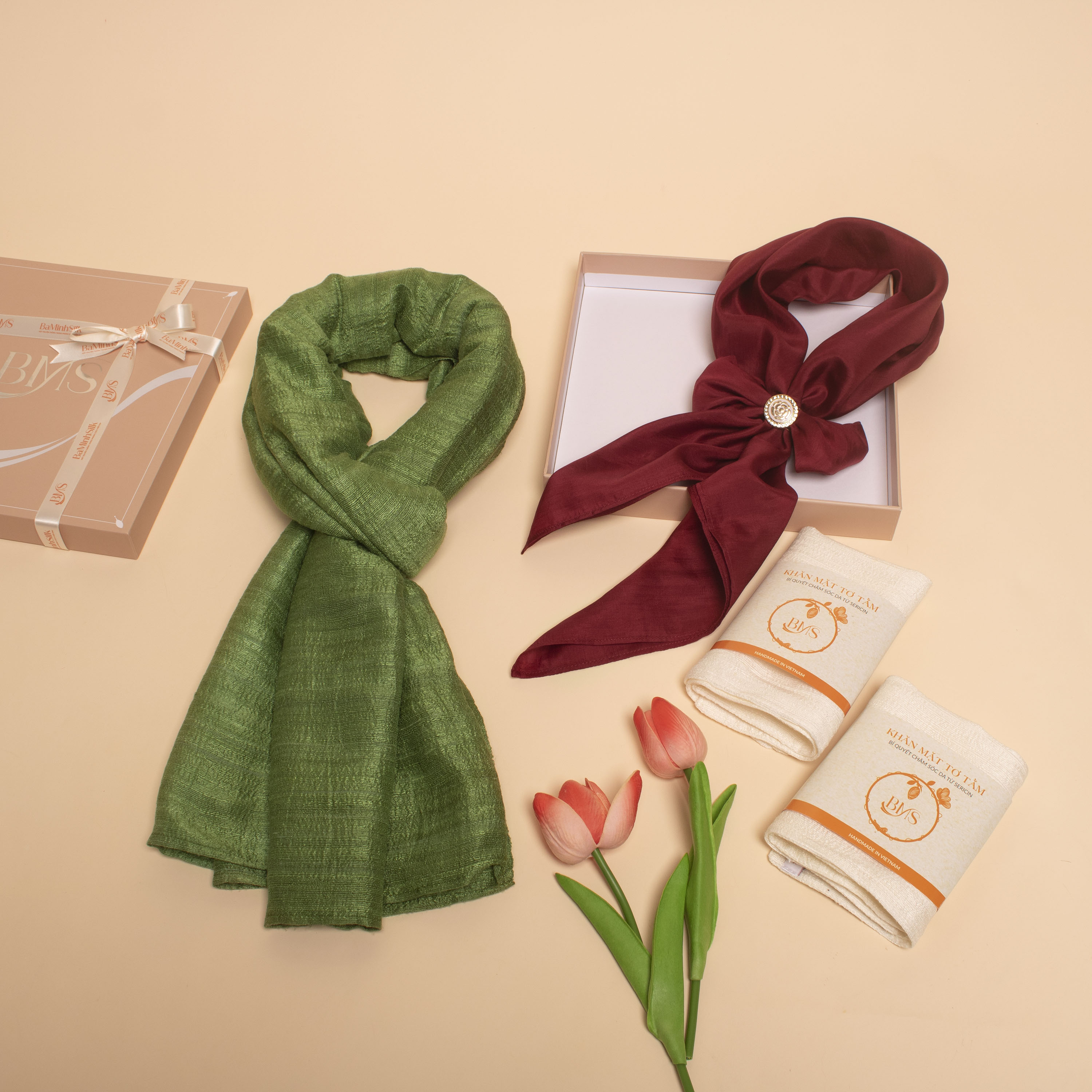 set quà 096 Hy vọng gồm khăn quàng đũi tơ tằm và khăn lụa vuông