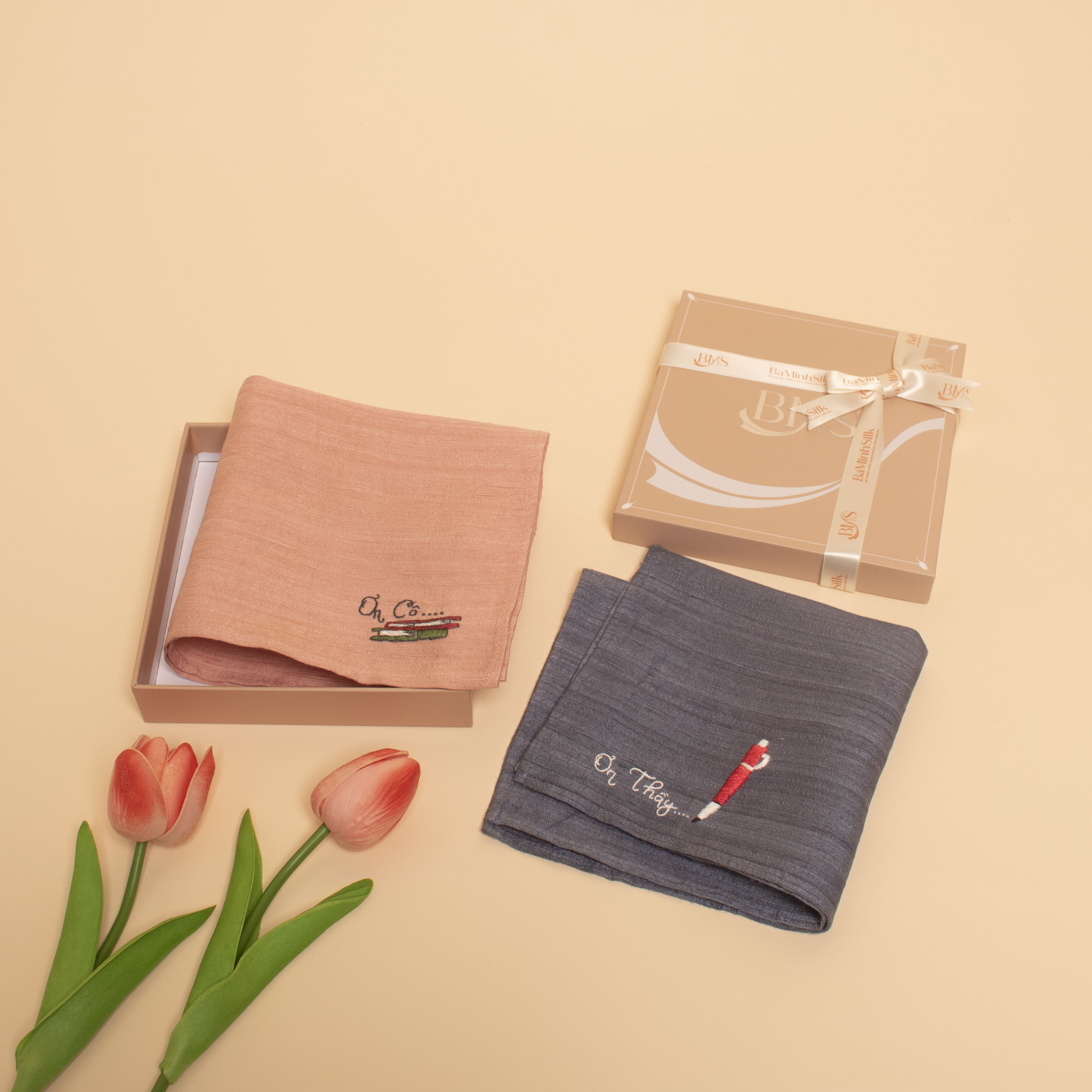 set quà 099 biết ơn gồm khăn tay thêu ơn thầy và khăn tay thêu ơn cô