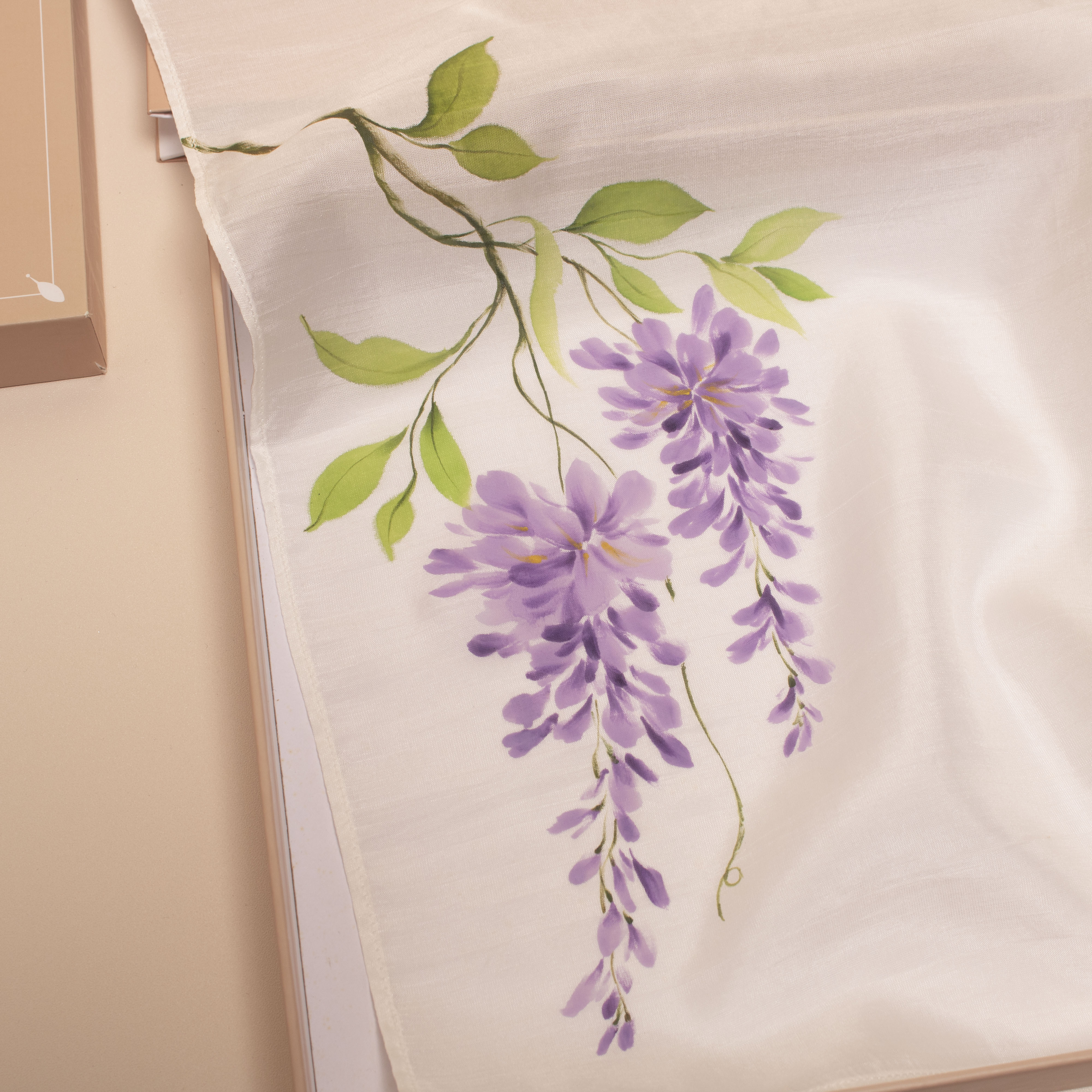 khăn lụa vuông vẽ hoa tử đằng size 80x80cm màu trắng bề mặt