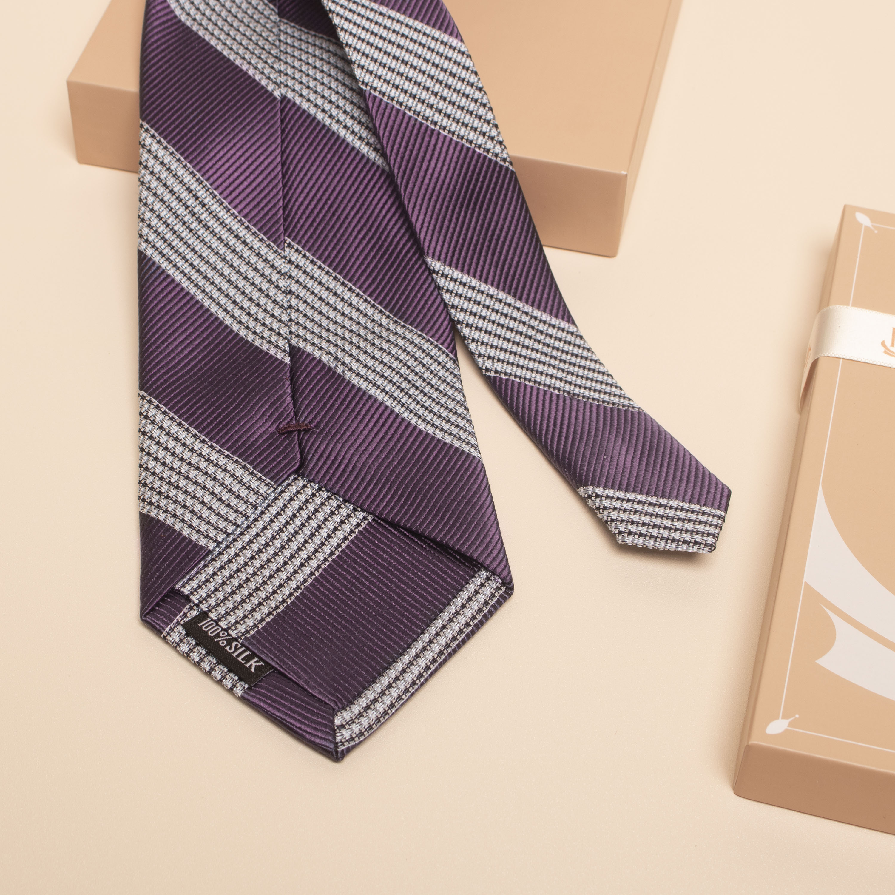 bề mặt cà vạt lụa tơ tằm cv63