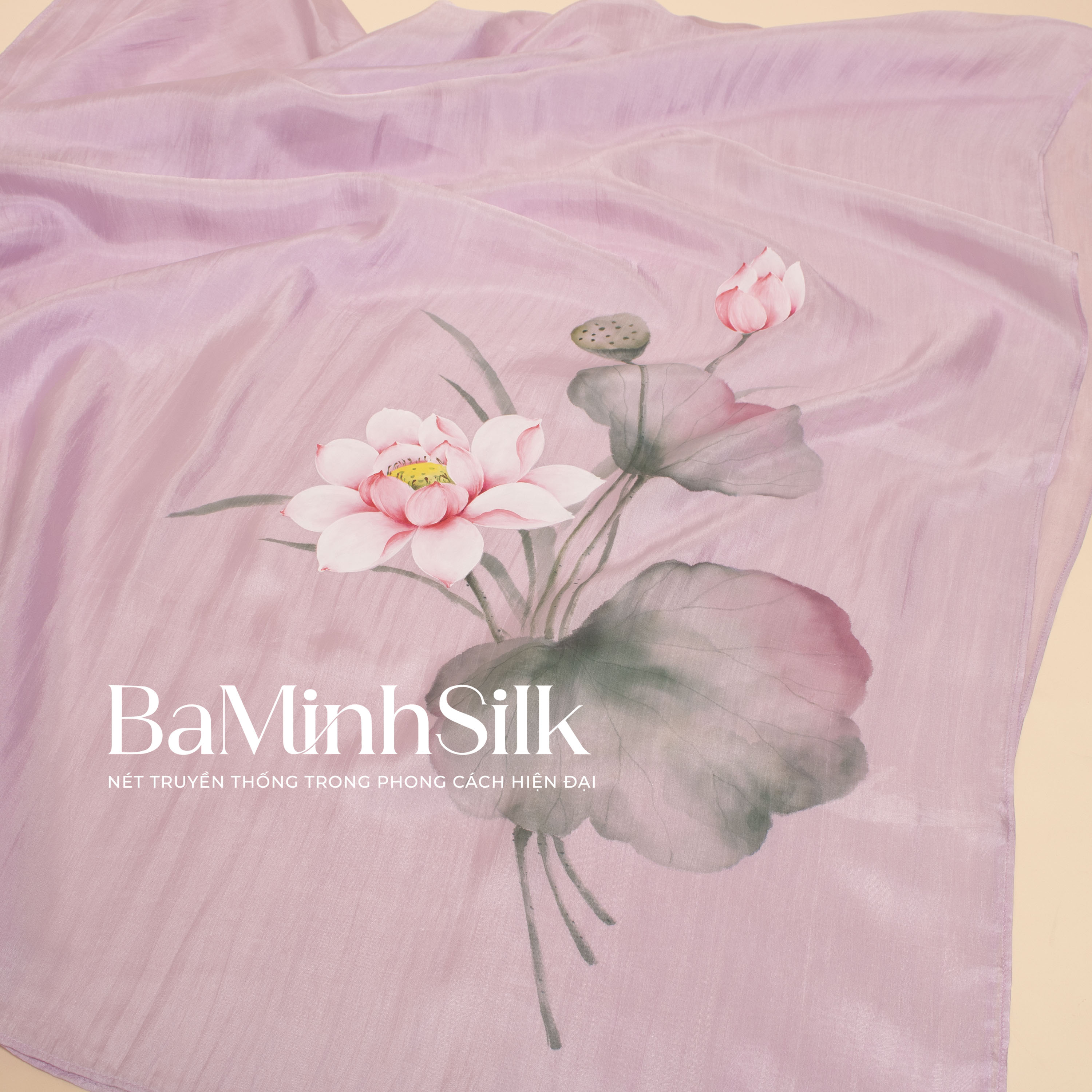 bề mặt khăn choàng lụa dài màu tím vẽ tay hoa sen hoàng yến