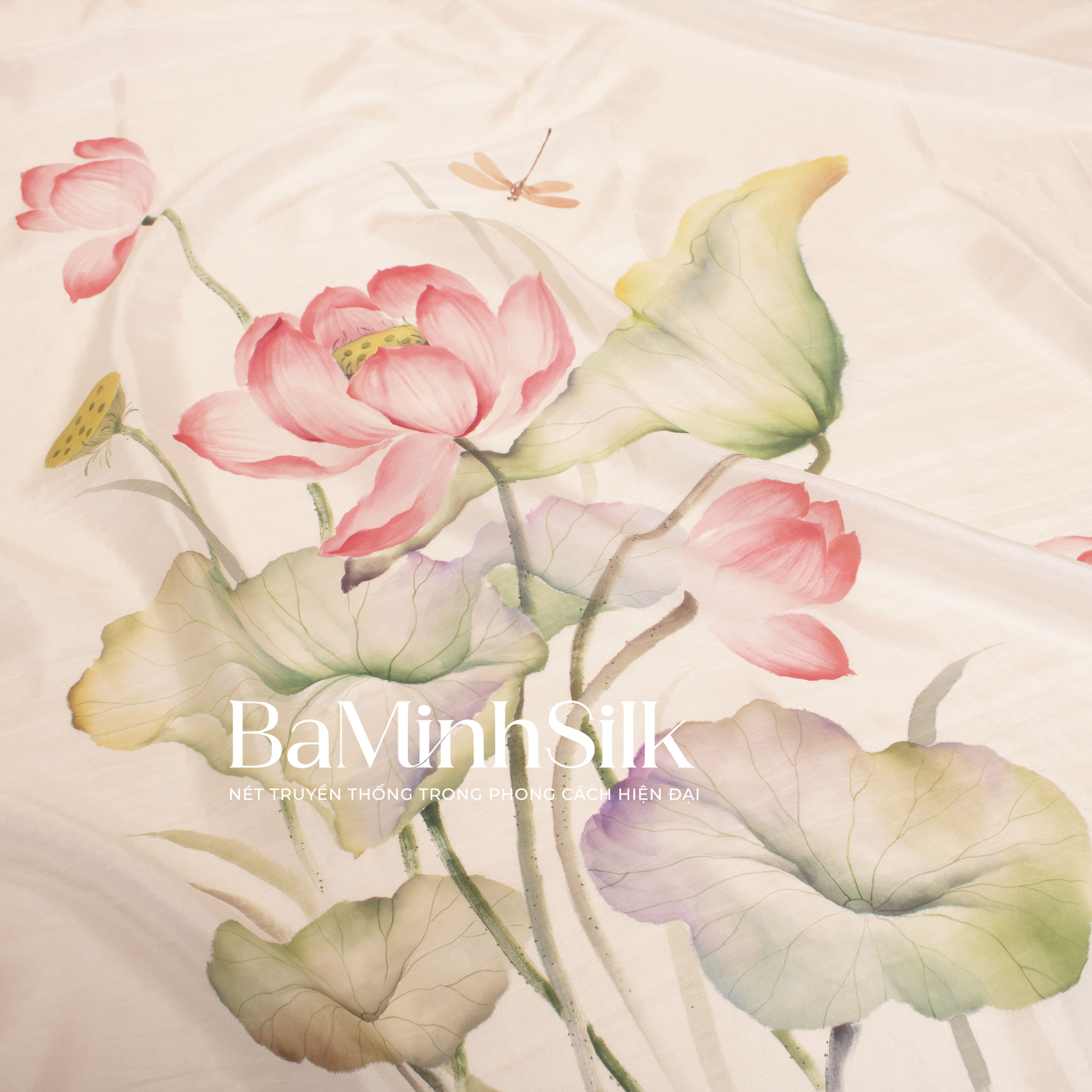 bề mặt khăn khăn lụa vuông trắng vẽ tay hương sen (sen vẽ toàn khăn) size 80x80cm