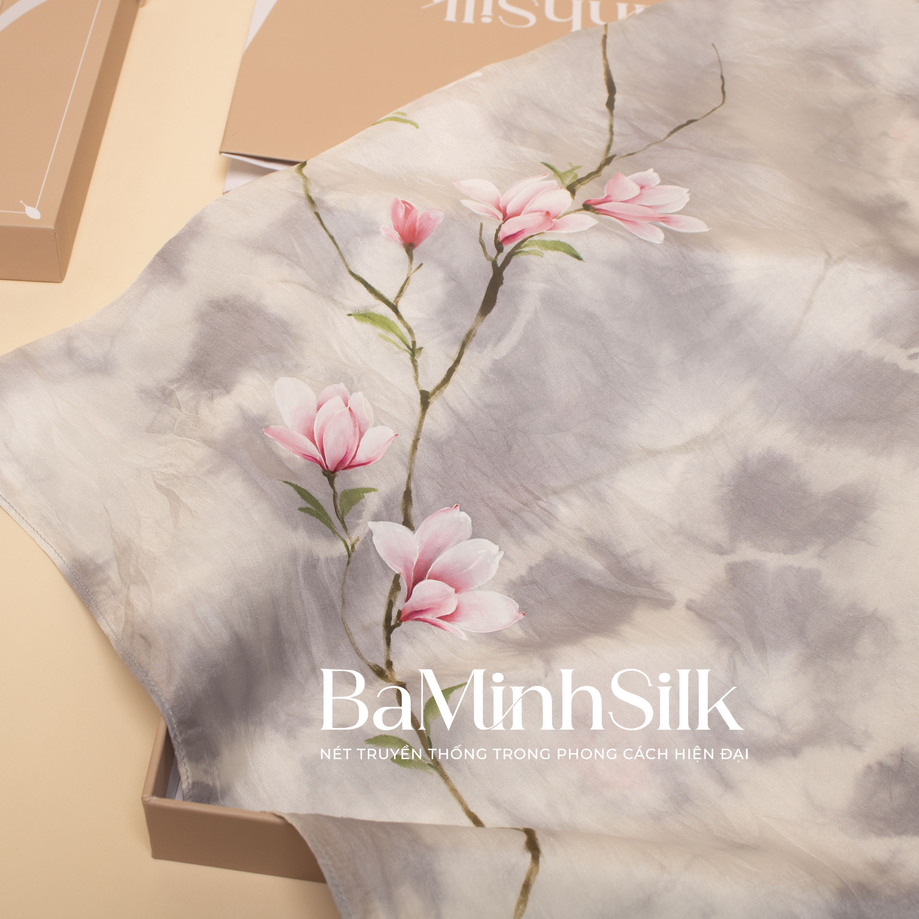 bề mặt khăn lụa vuông shibori loang ghi hoa mộc lan vẽ tay 80x80 cm