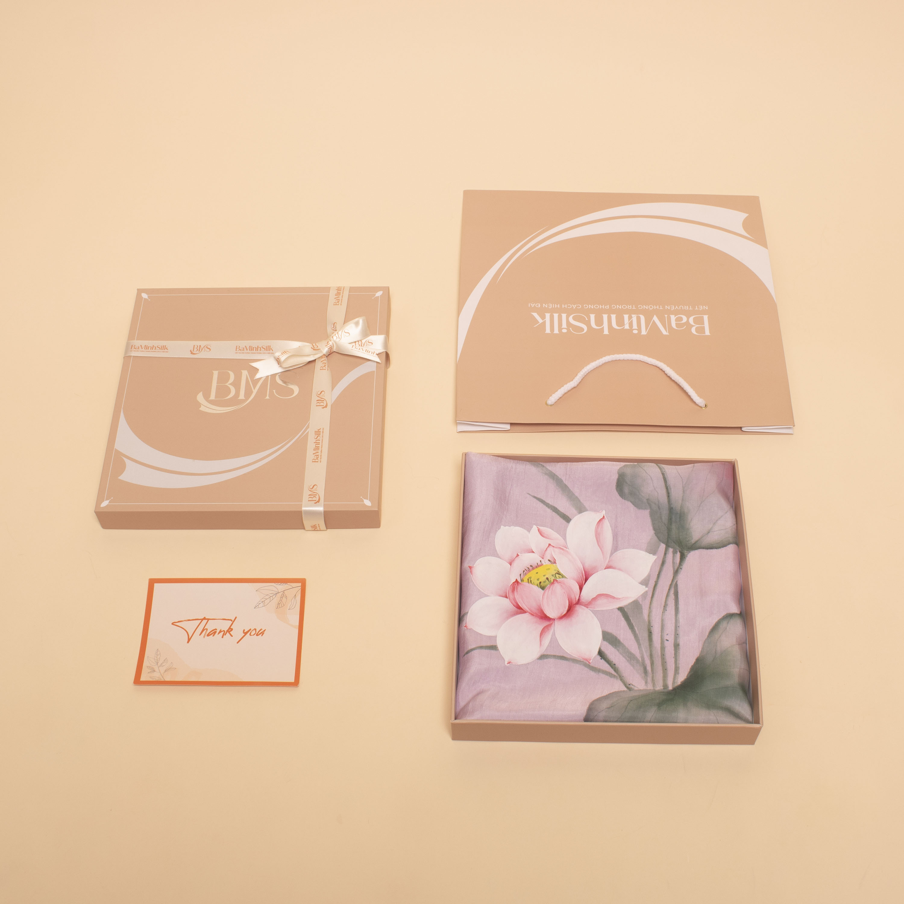 cách đóng gói khăn choàng lụa dài màu tím vẽ tay hoa sen hoàng yến cách đóng gói khăn choàng lụa dài màu tím vẽ tay hoa sen hoàng yến