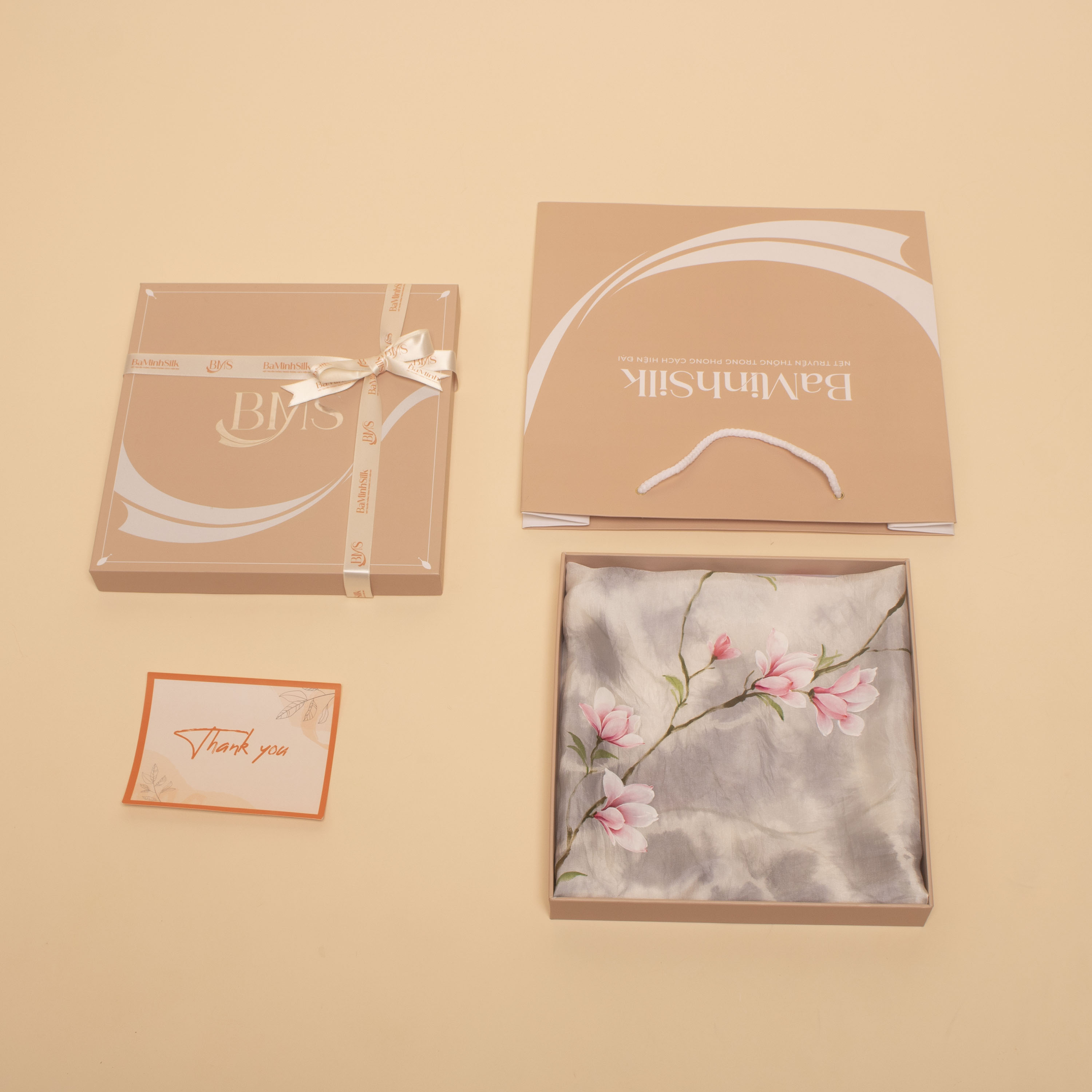 cách đóng gói khăn lụa vuông shibori loang ghi hoa mộc lan vẽ tay 80x80 cm