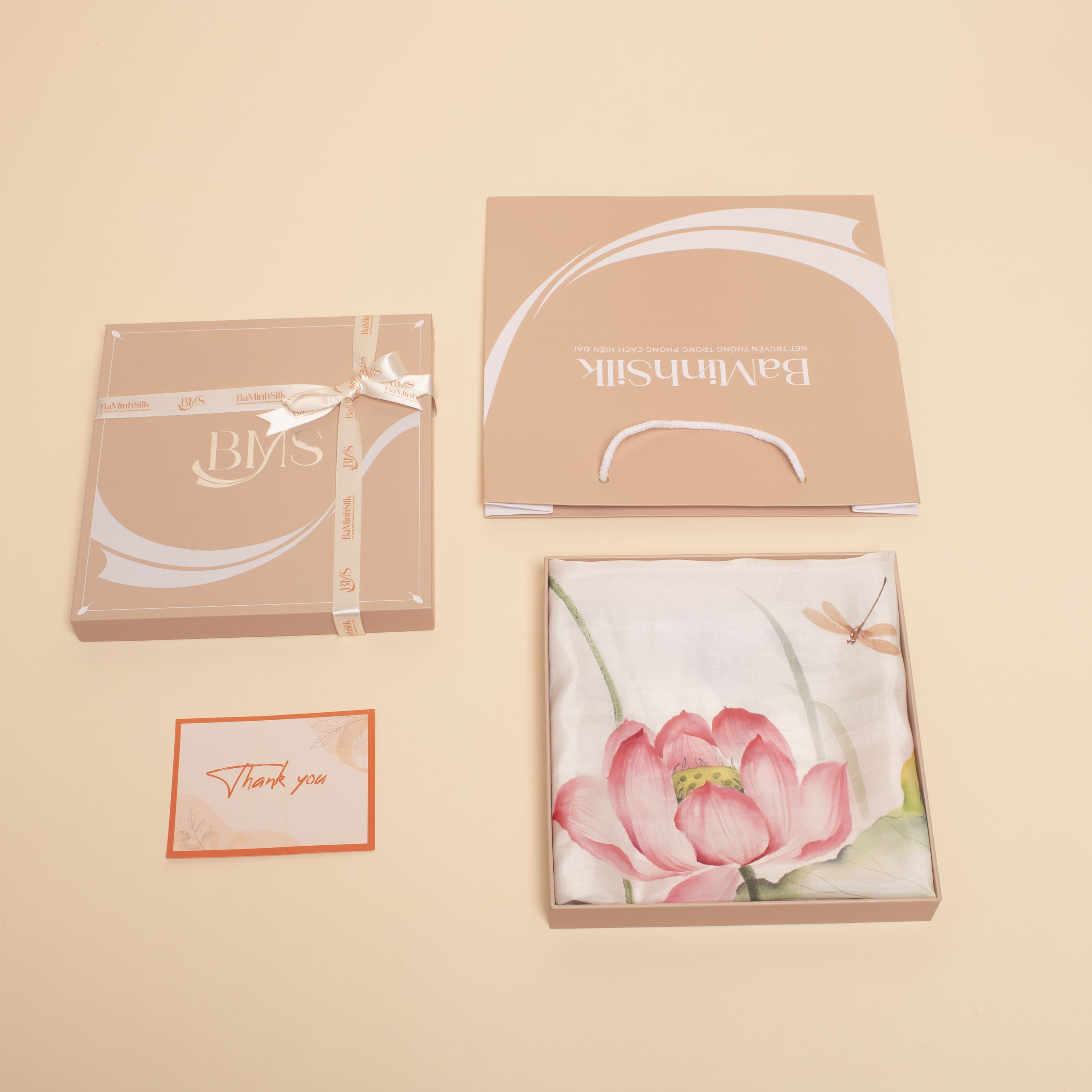 cách đóng gói khăn lụa vuông trắng vẽ tay hương sen (sen vẽ toàn khăn) size 80x80cm