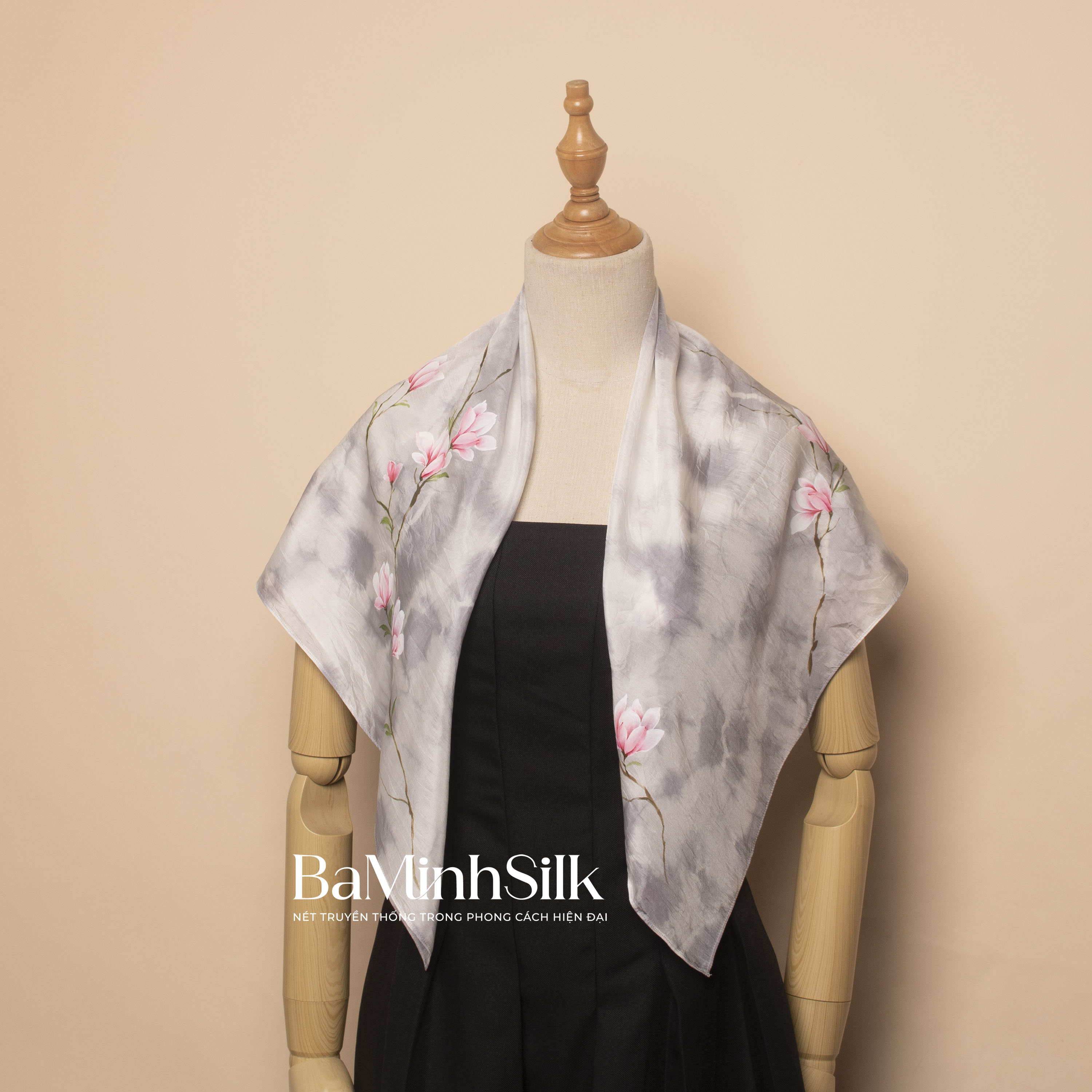 choàng khăn khăn lụa vuông shibori loang ghi hoa mộc lan vẽ tay 80x80 cm