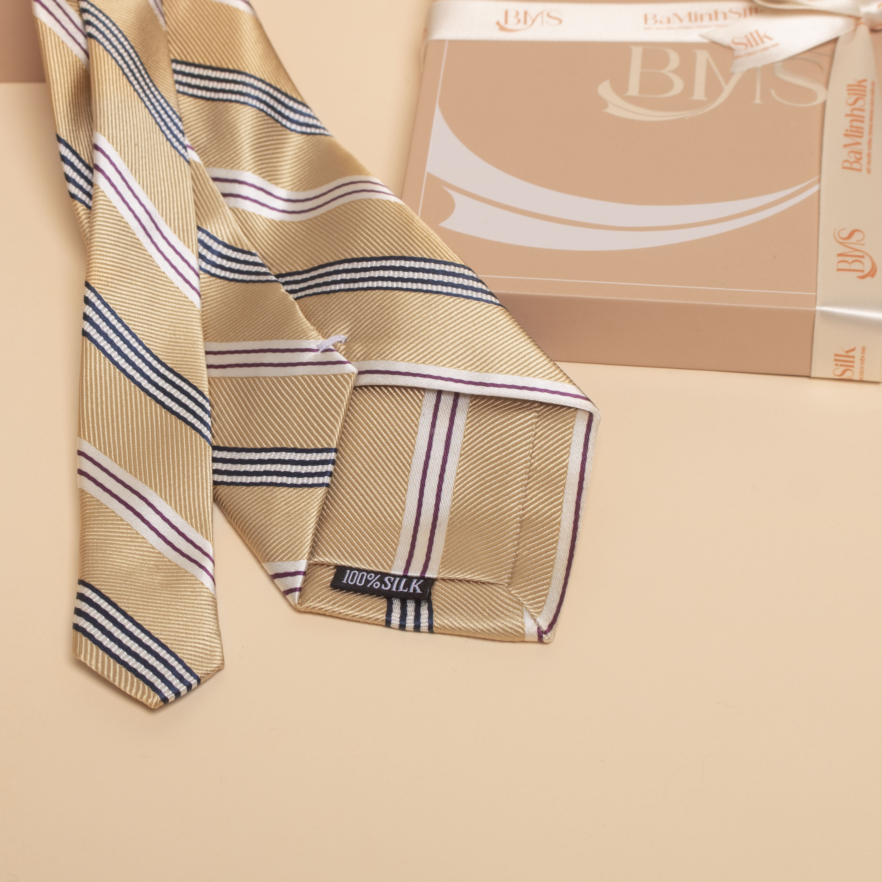 bề mặt cà vạt lụa tơ tằm cv68