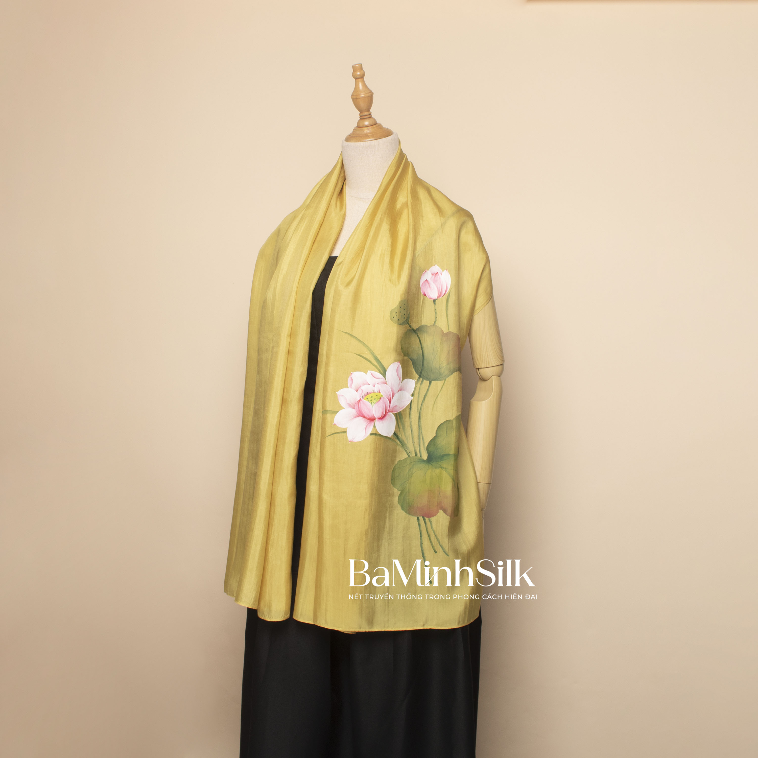 khăn choàng lụa dài màu vàng vẽ tay hoa sen hoàng yến