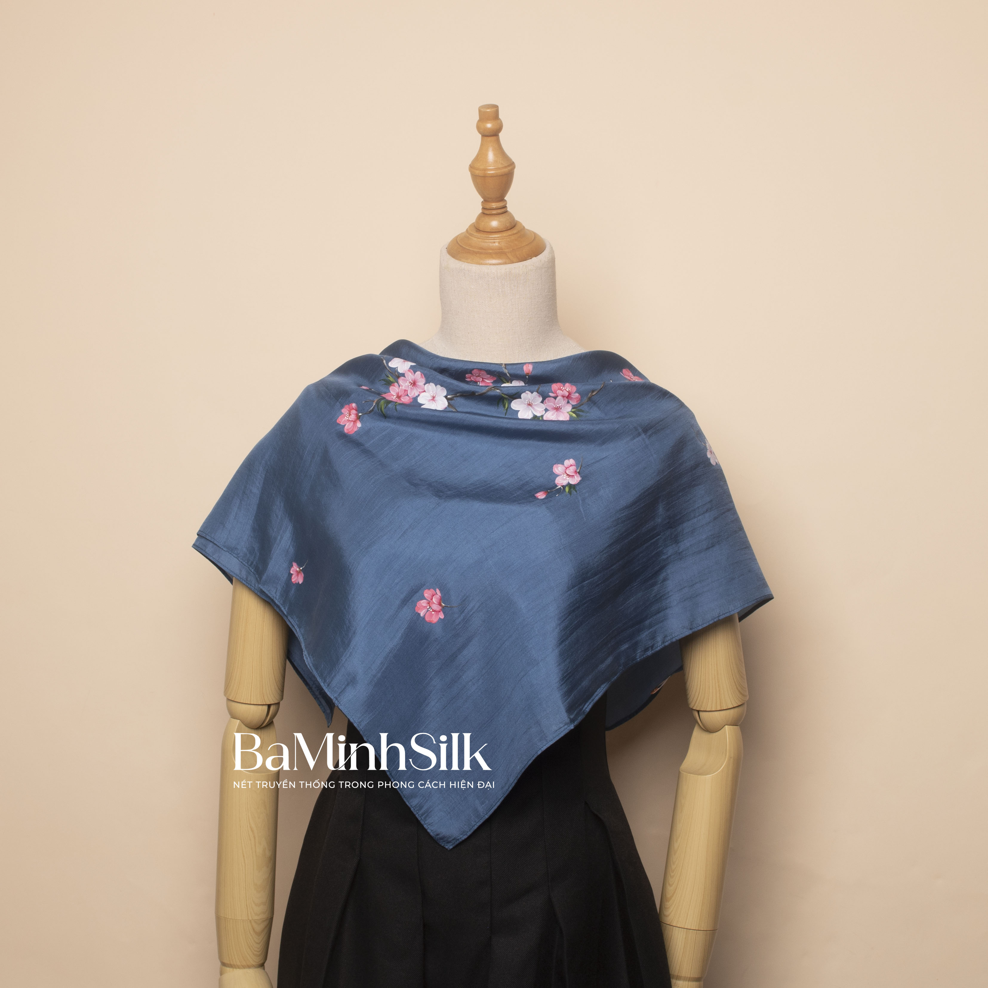 khăn lụa vuông đào bay vẽ tay 70x70cm xanh lam