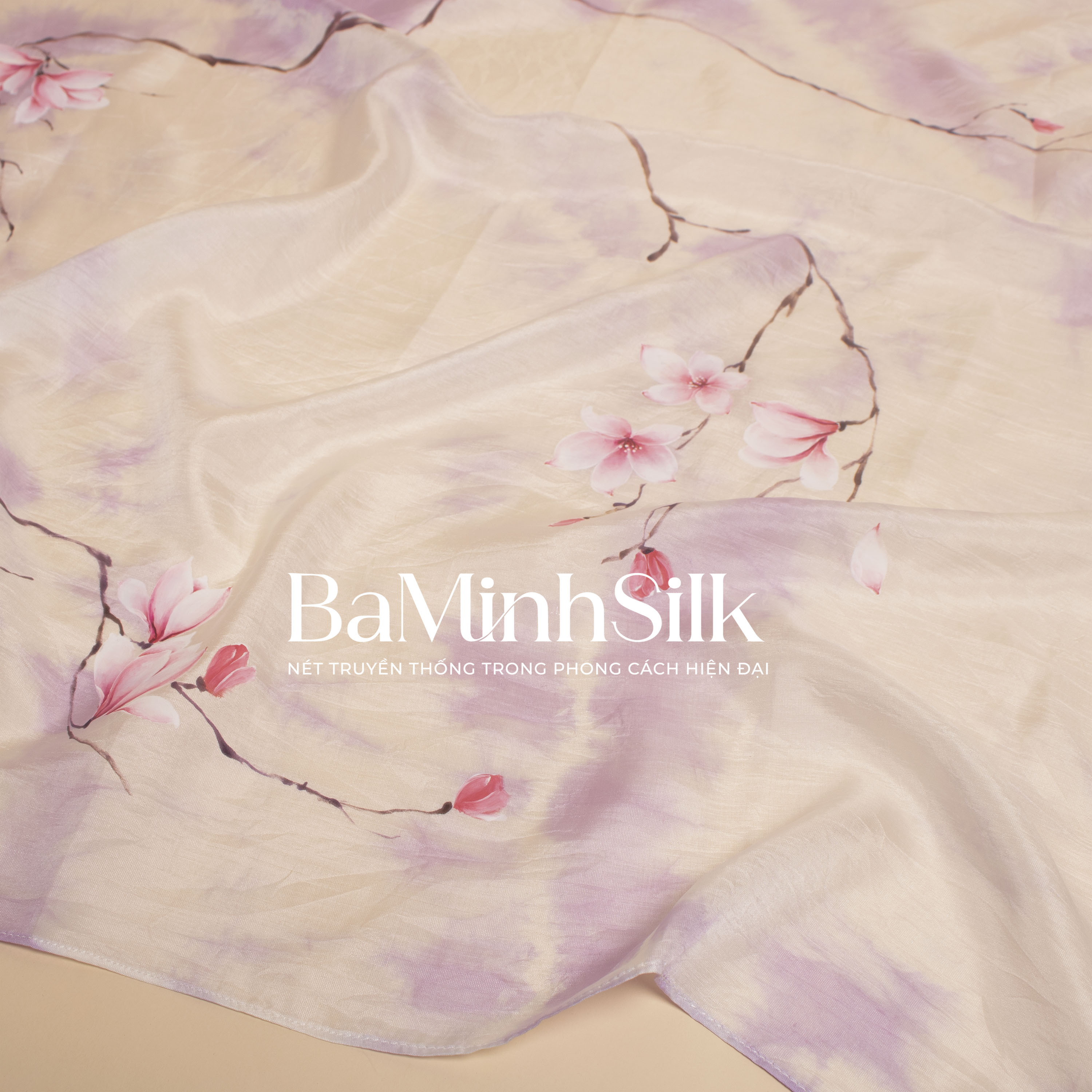 khăn lụa vuông loang shibori tím 80x80 vẽ hoa mộc lan bề mặt