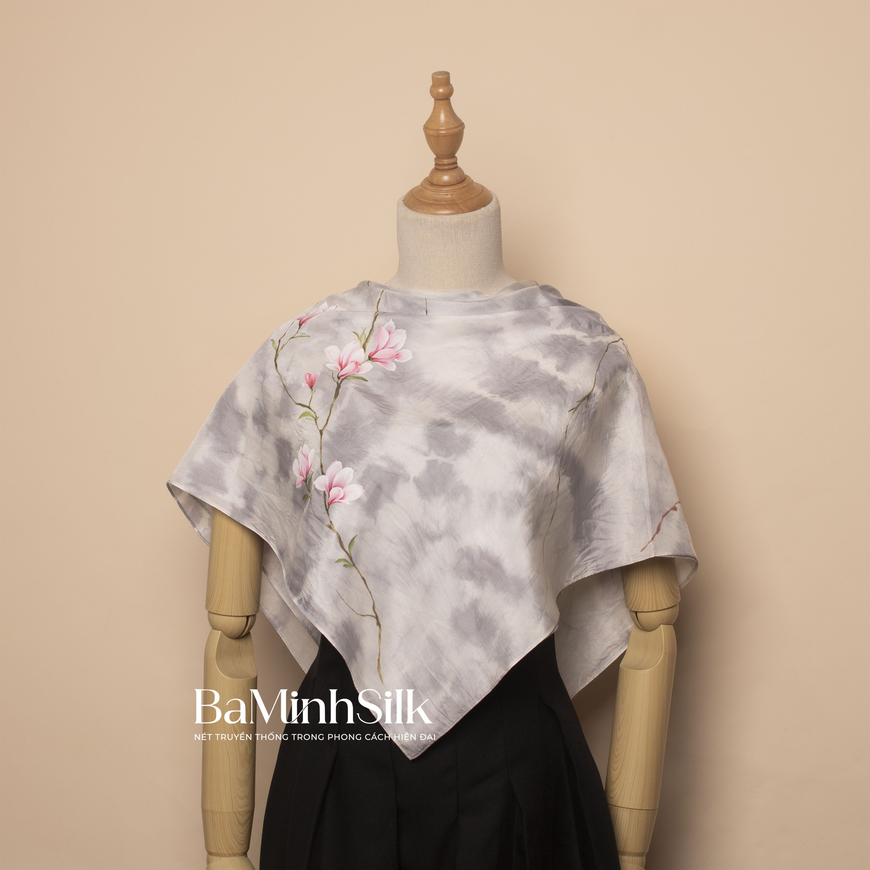 khăn lụa vuông shibori loang ghi hoa mộc lan vẽ tay 80x80 cm