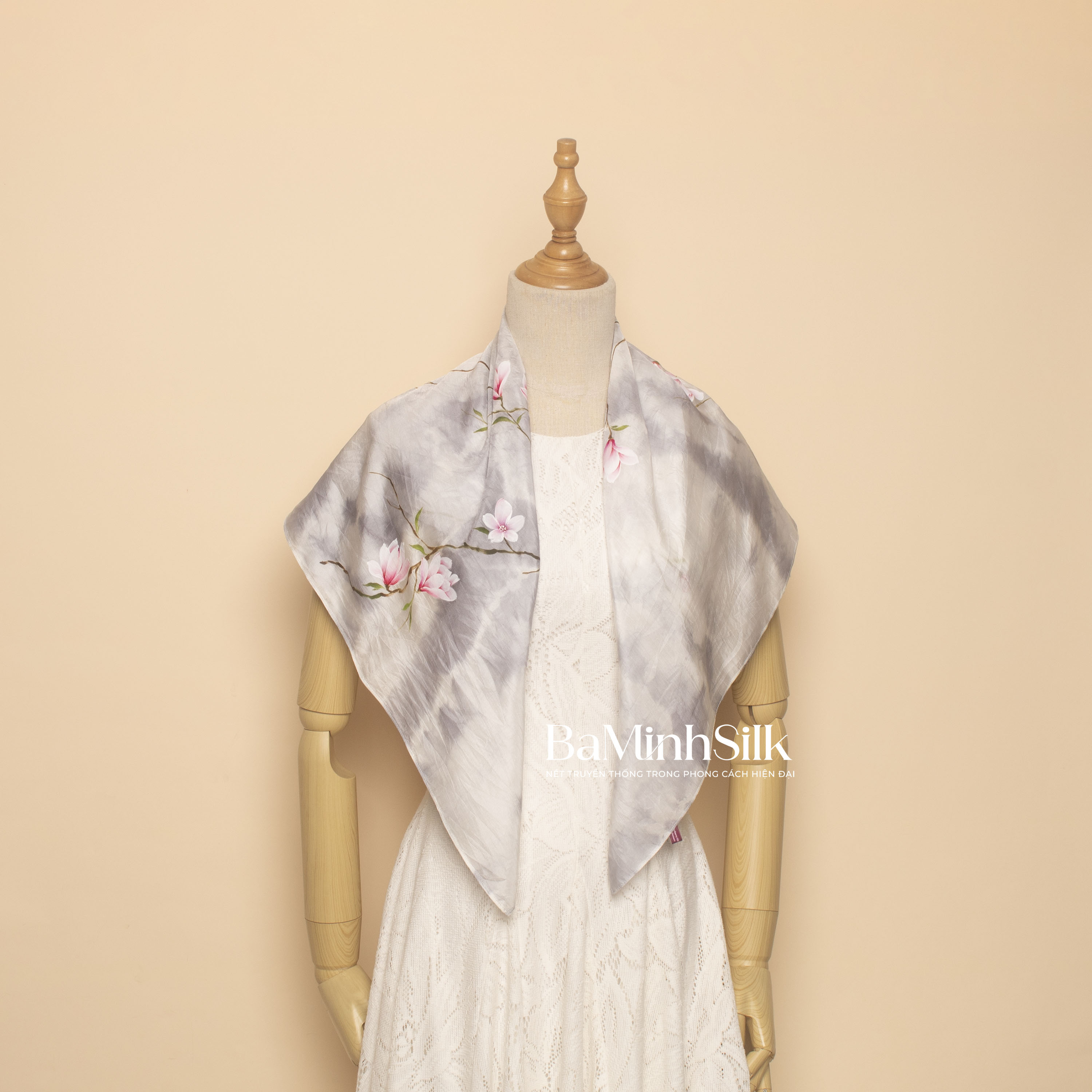 khăn lụa vuông shibori loang ghi vẽ hoa mộc lan 80x80cm