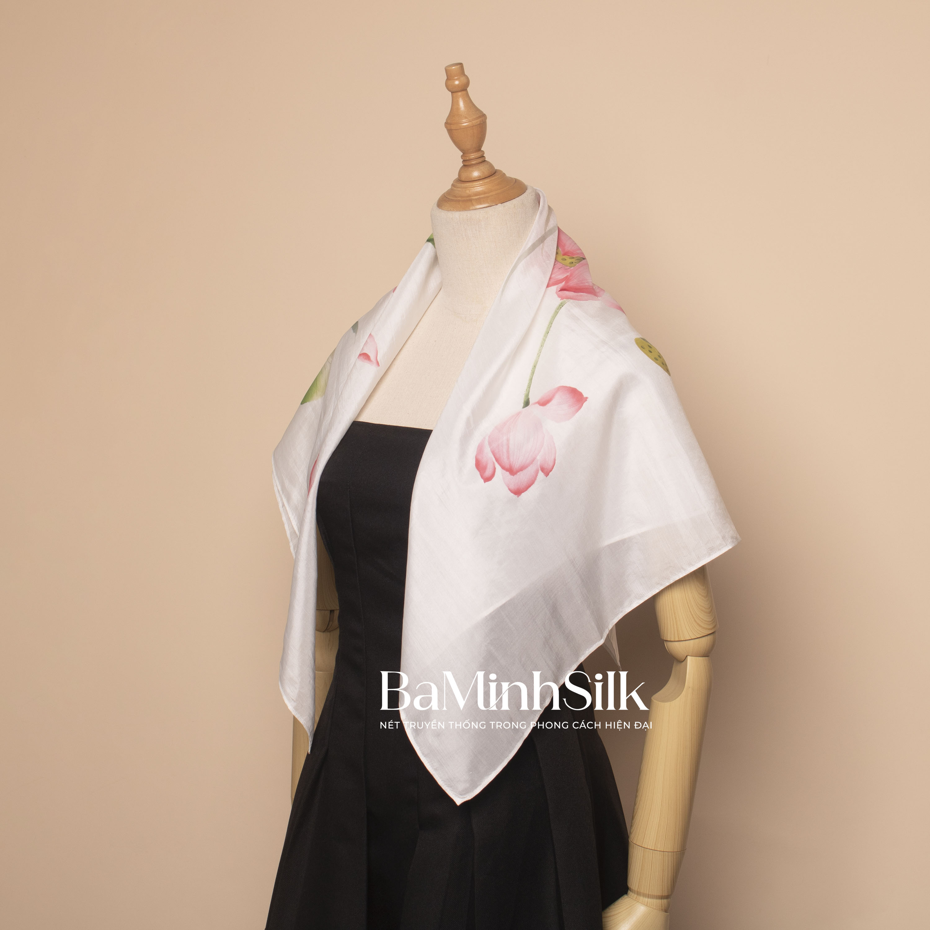 khăn lụa vuông trắng vẽ tay hương sen (sen vẽ toàn khăn) size 80x80cm mẫu khoác vai