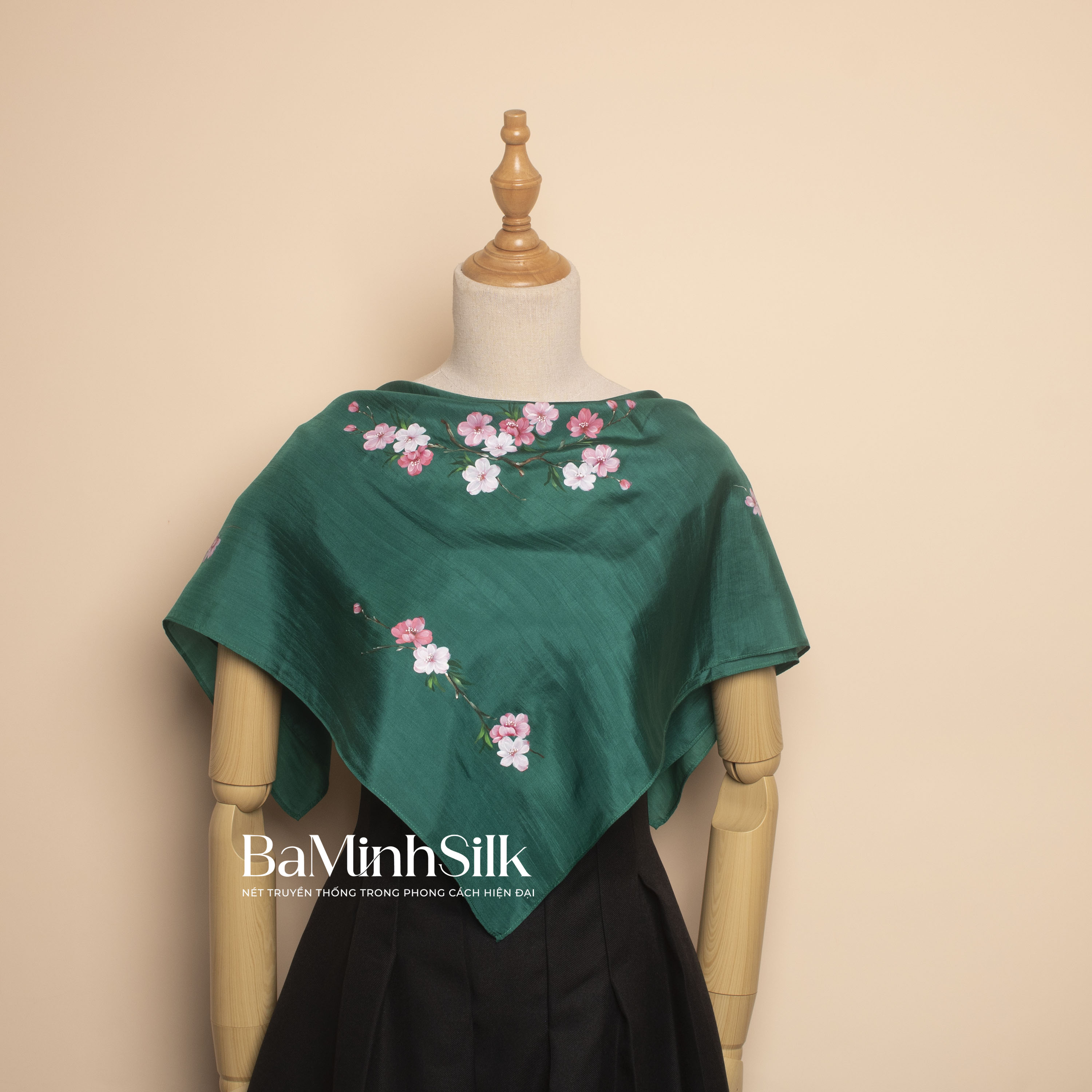 khăn lụa vuông vẽ tay đào bay xanh lá 01 2