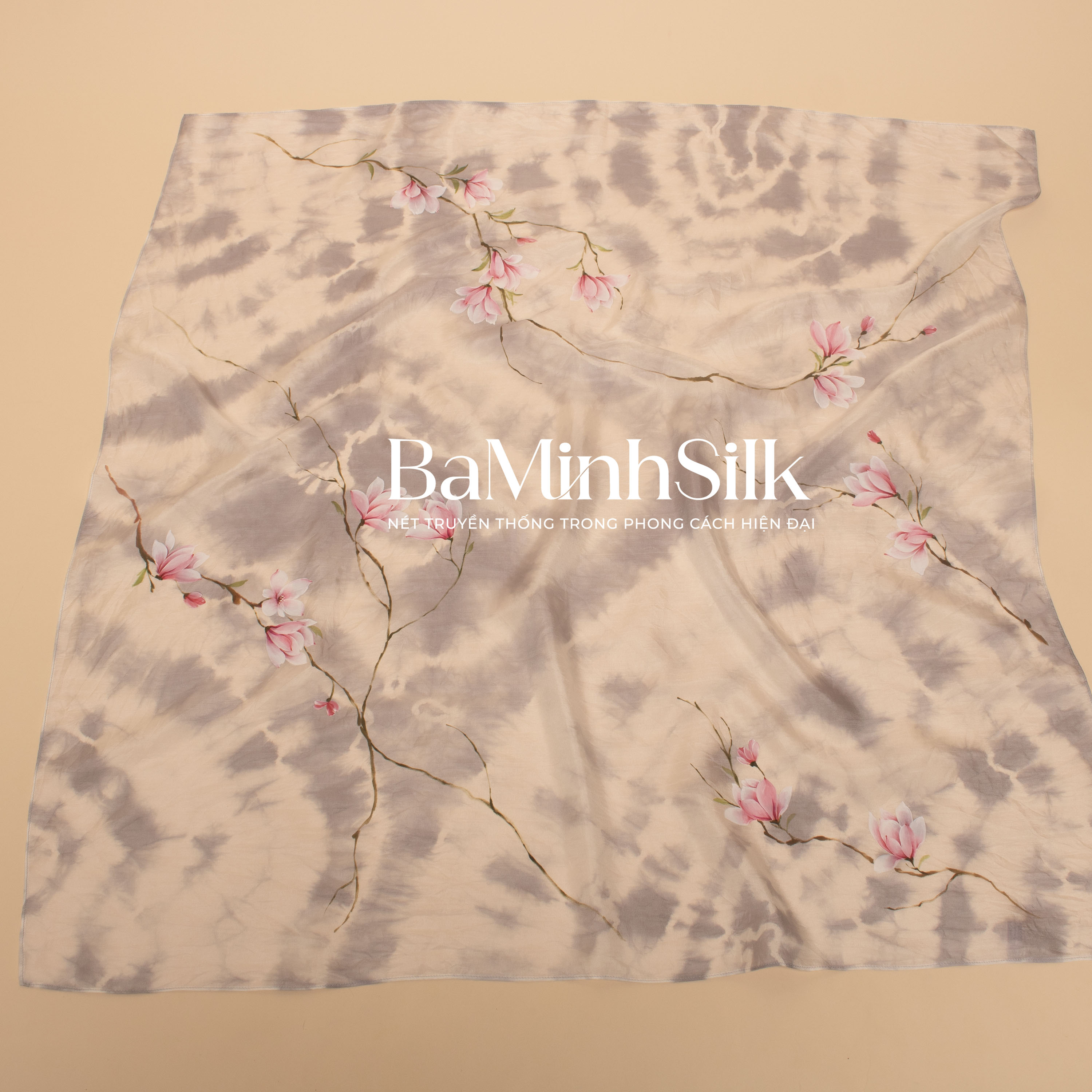 toàn khăn khăn lụa vuông shibori loang ghi hoa mộc lan vẽ tay 80x80 cm