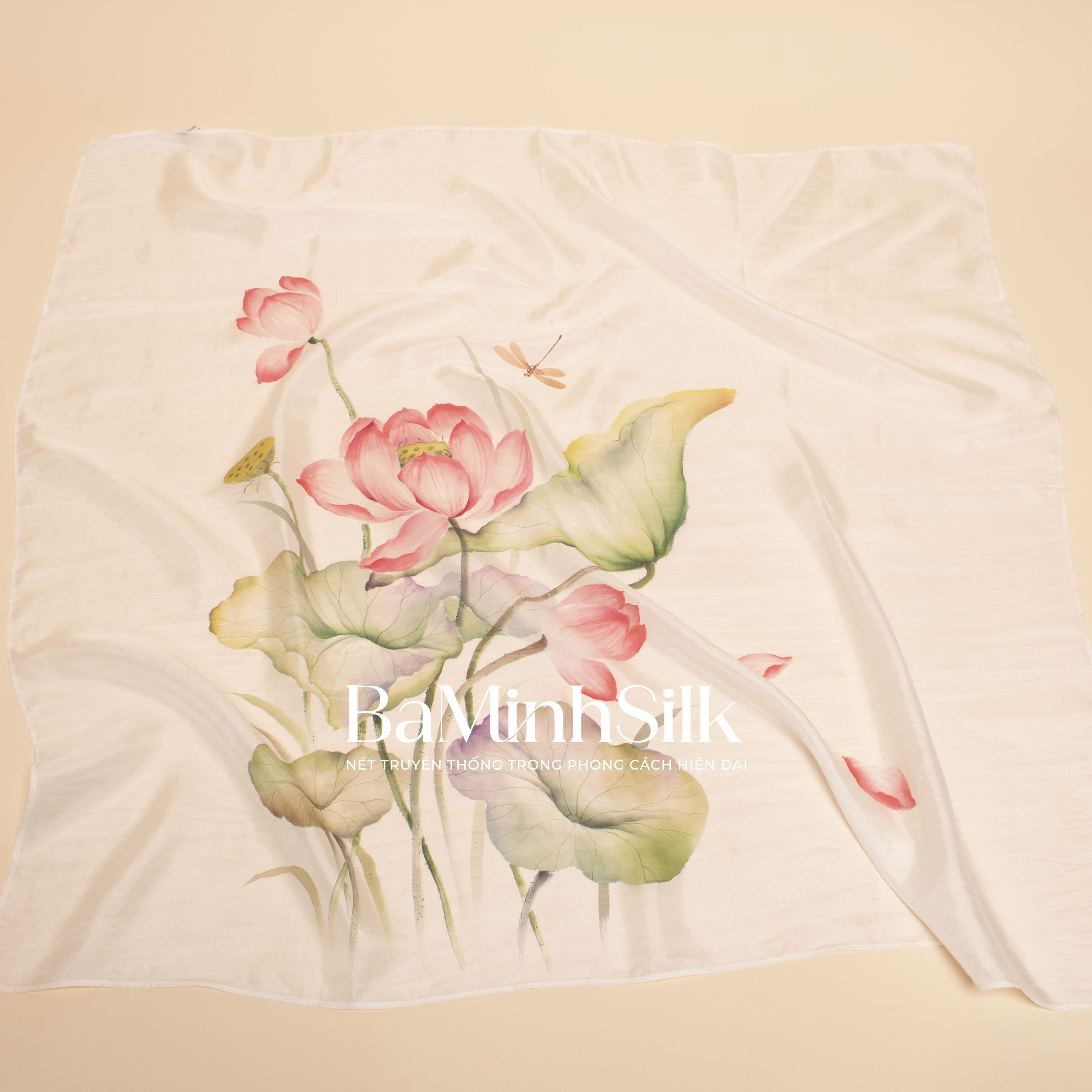 toàn khăn khăn lụa vuông trắng vẽ tay hương sen (sen vẽ toàn khăn) size 80x80cm