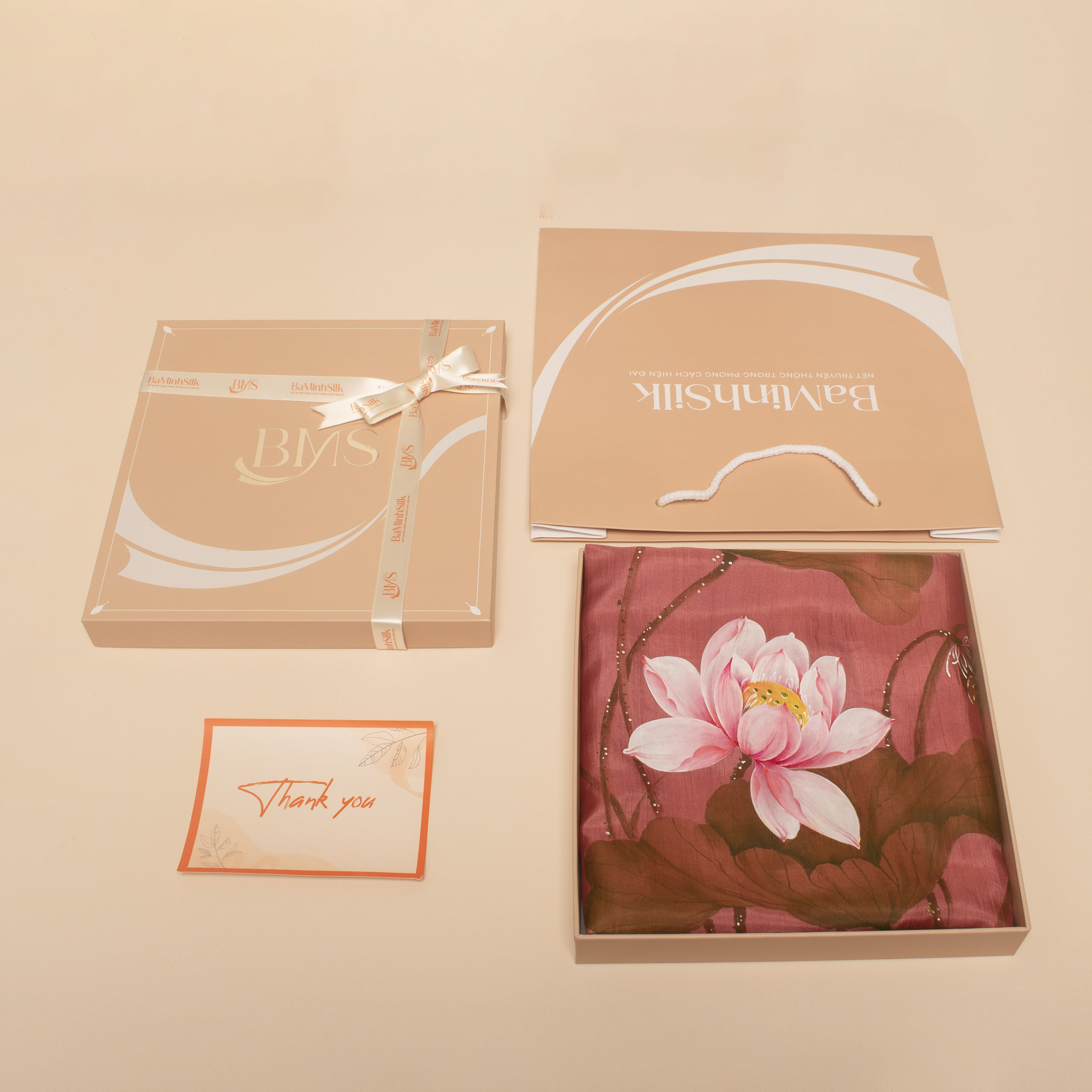 cách đóng gói khăn choàng lụa dài màu hồng Hồng Liên vẽ tay 85x180cm