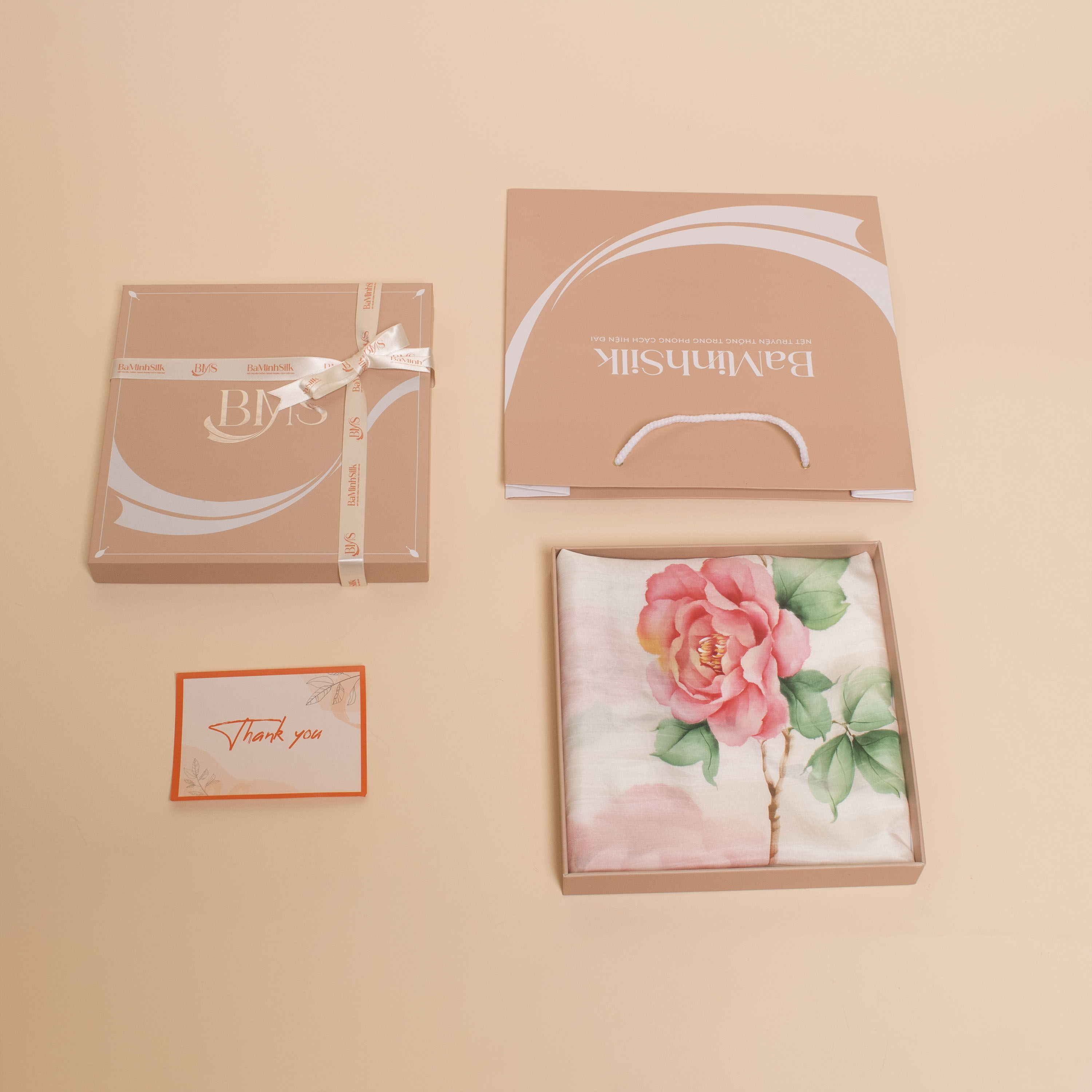 cách đóng gói khăn lụa vuông trắng vẽ tay hoa mẫu đơn phú quý 80x80cm cách đóng gói khăn lụa vuông trắng vẽ tay hoa mẫu đơn phú quý 80x80cm