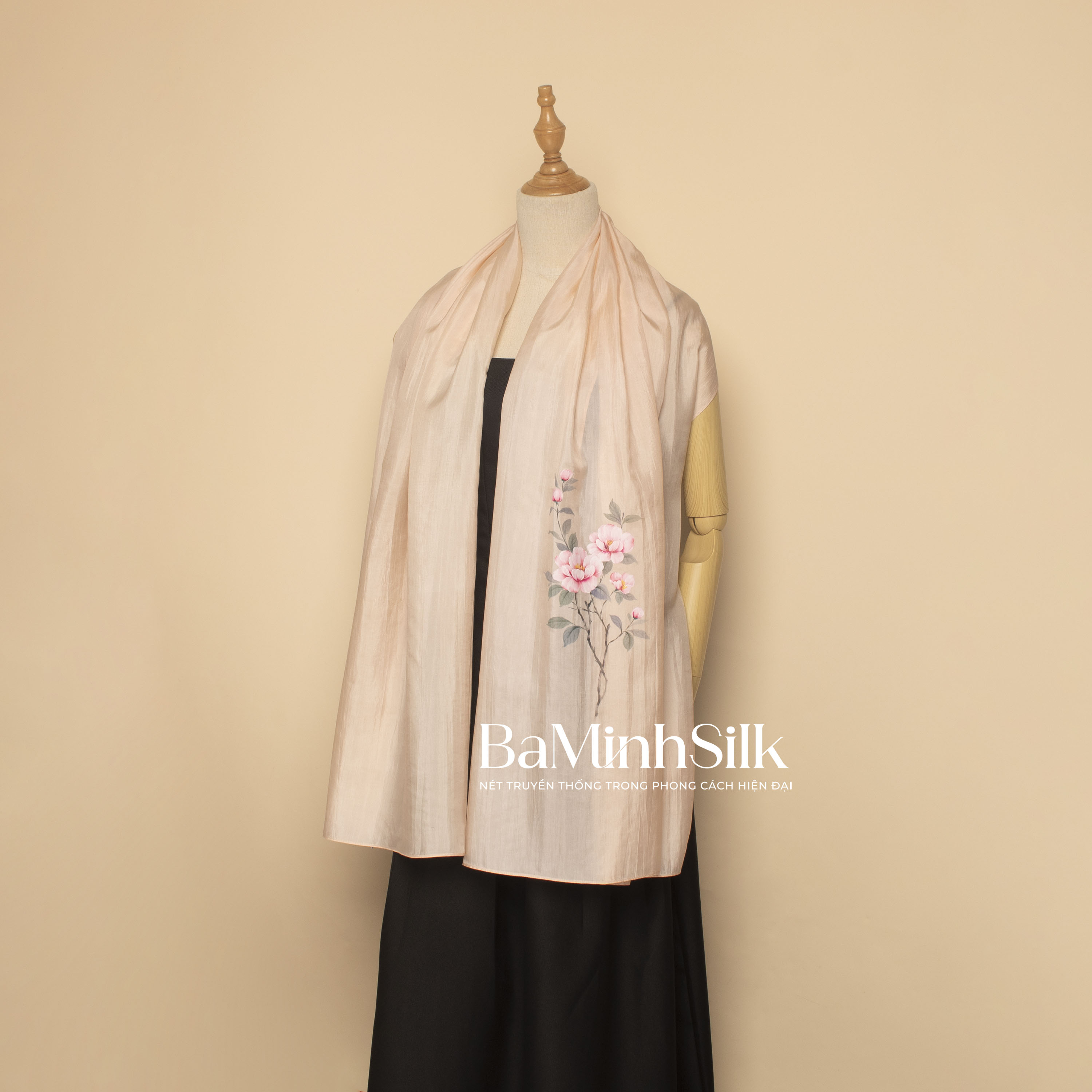 khăn choàng lụa dài màu hồng phấn vẽ tay hoa sơn trà