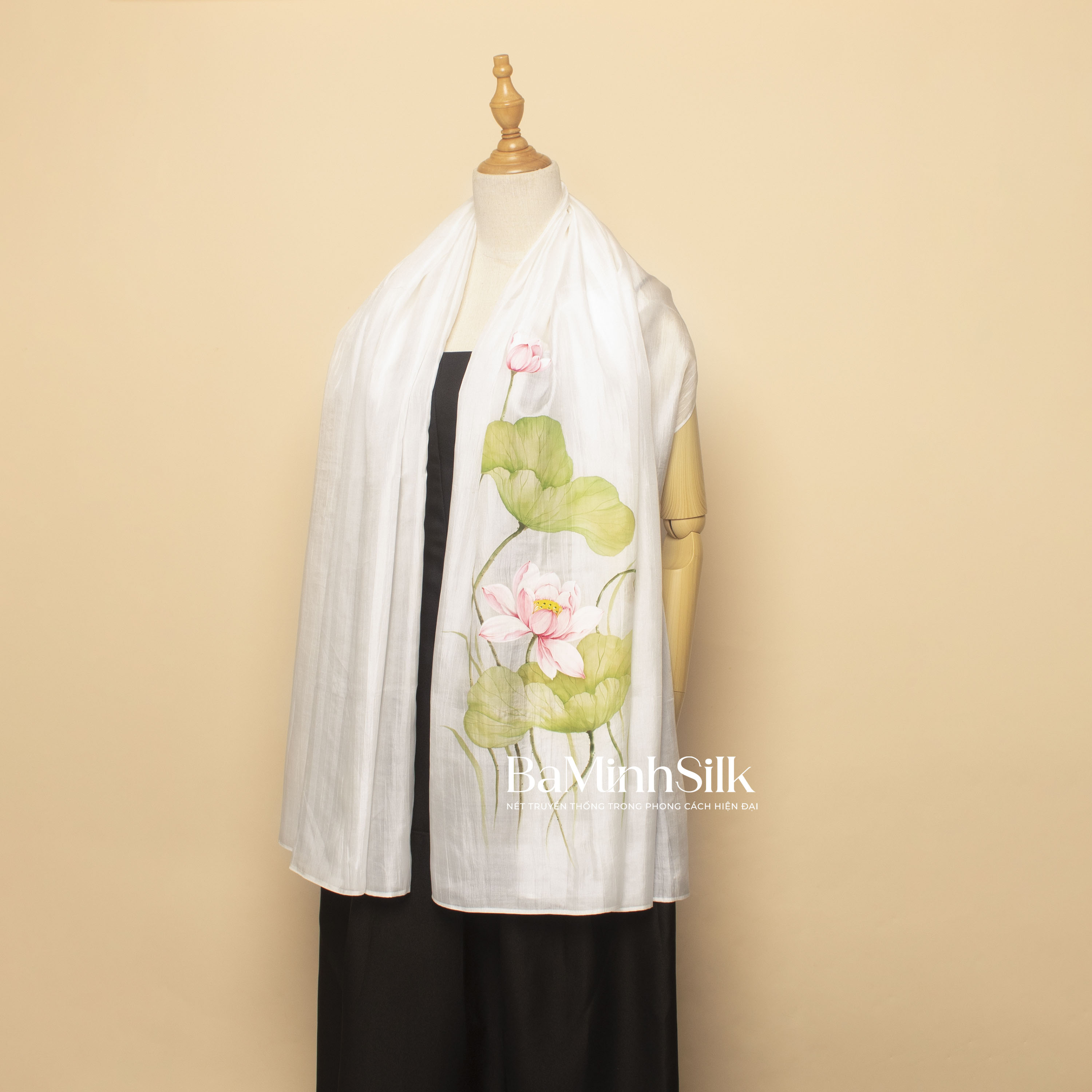 khăn choàng lụa dài màu trắng hồng liên vẽ tay 85x180cm