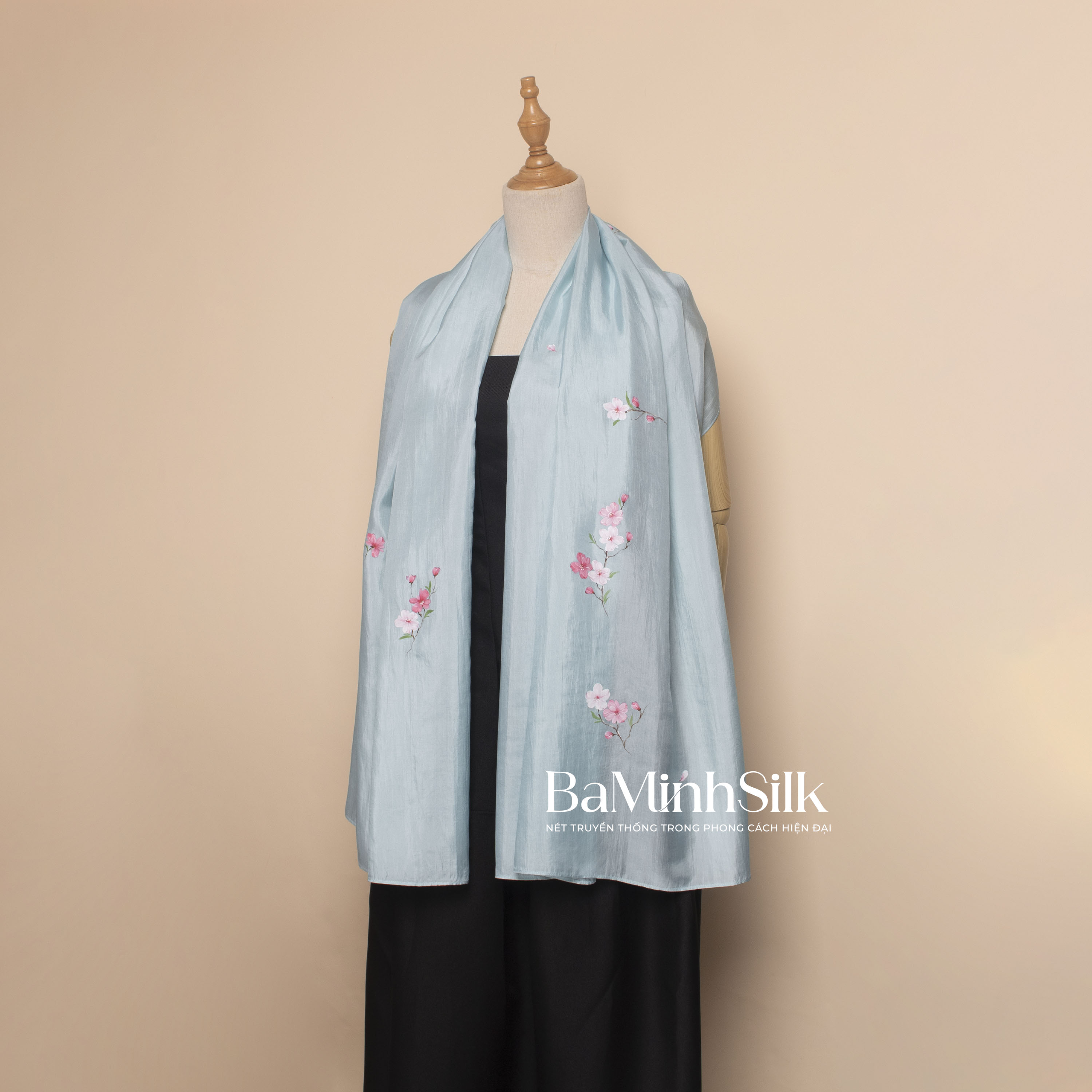 khăn lụa màu xanh mint vẽ tay cành đào bay