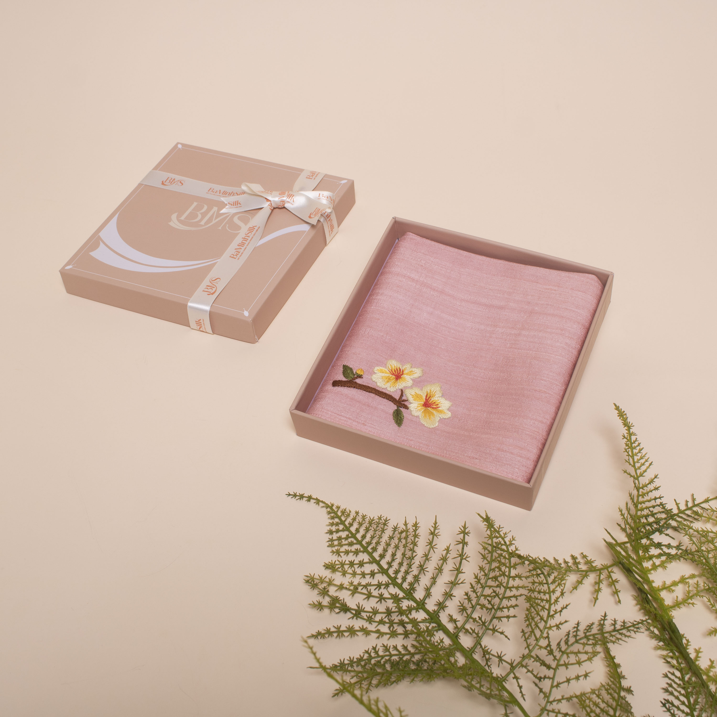 khăn tay thêu hoa mai màu hồng h05 khăn tay thêu hoa mai màu hồng h05