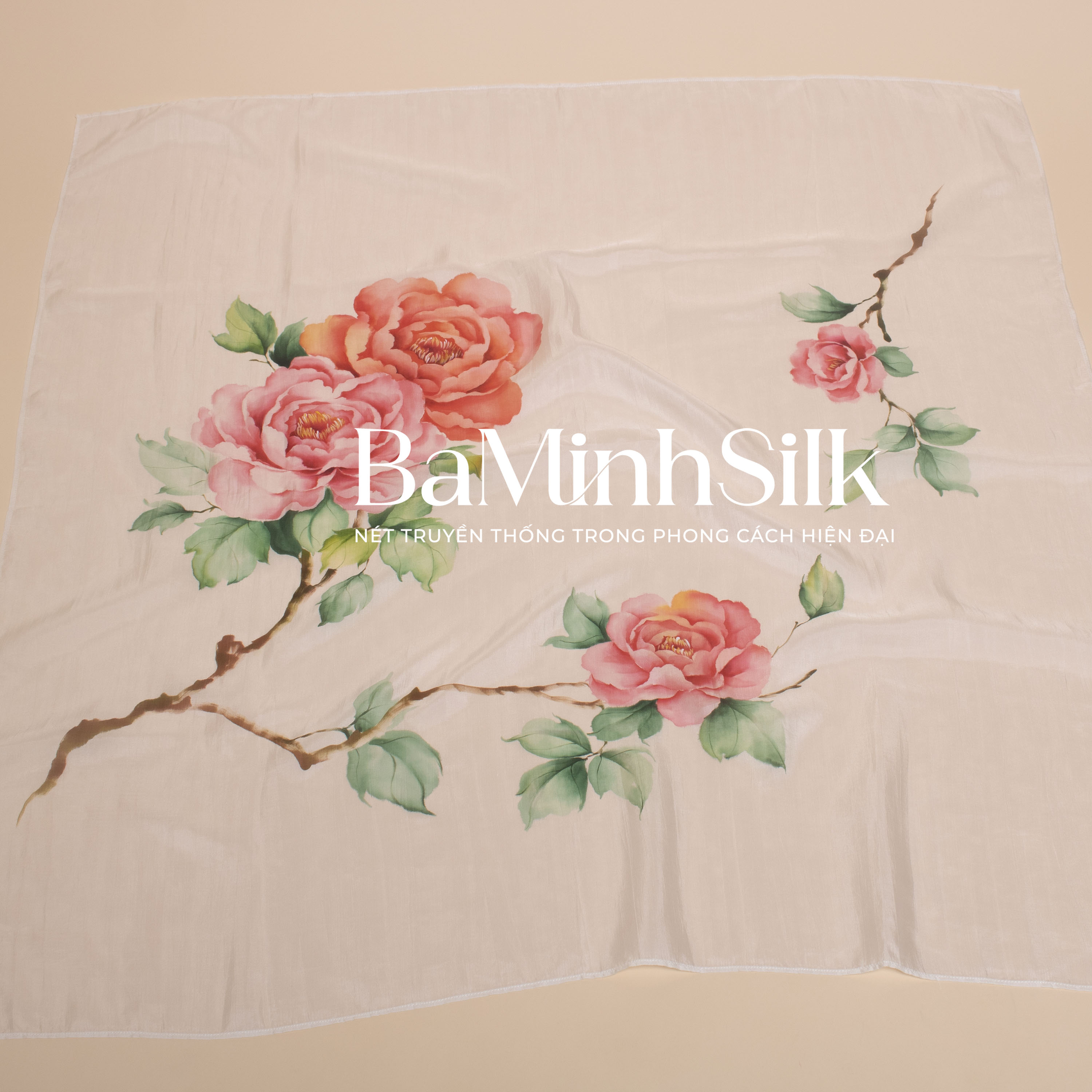 toàn khăn lụa vuông trắng vẽ tay hoa mẫu đơn phú quý 80x80cm toàn khăn lụa vuông trắng vẽ tay hoa mẫu đơn phú quý 80x80cm