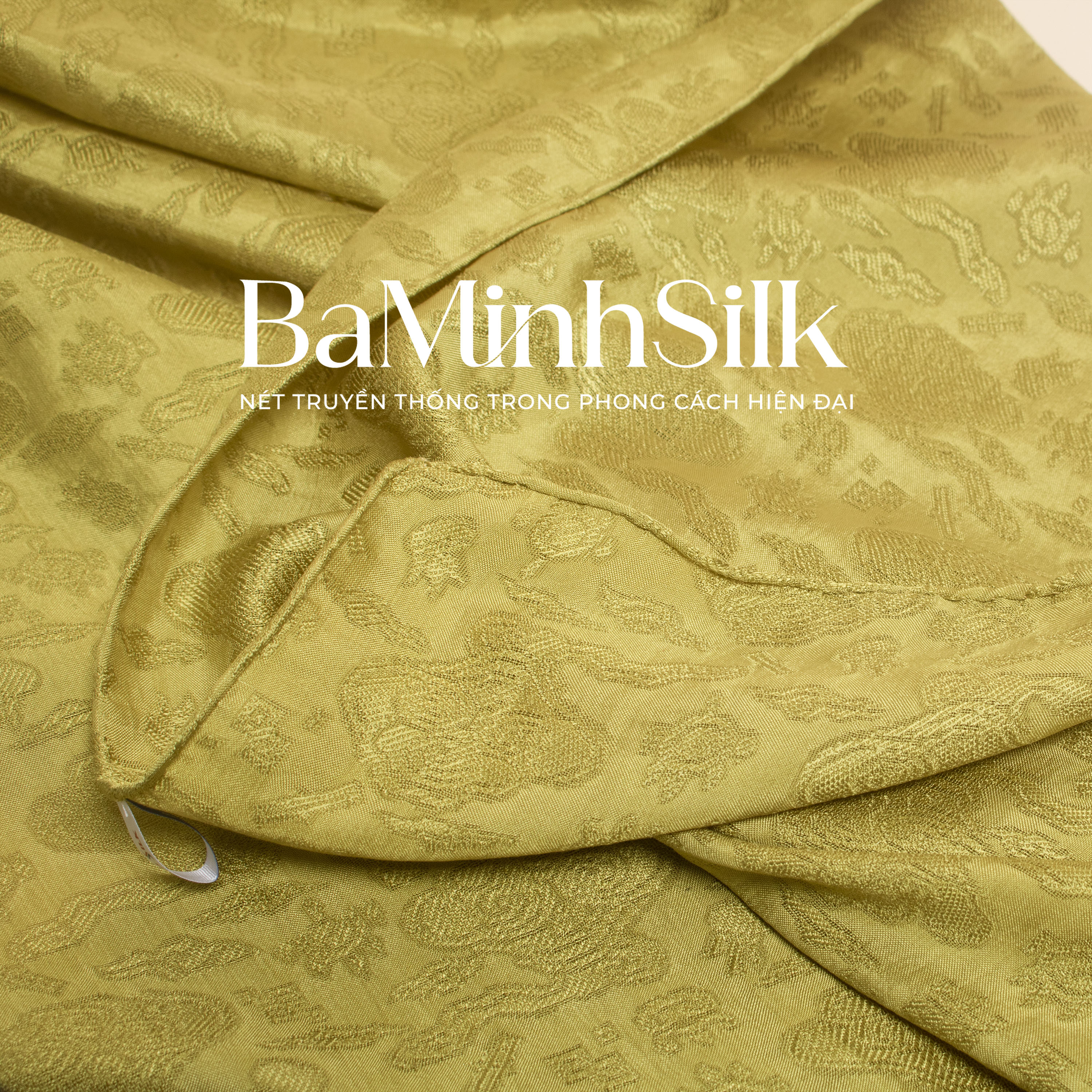 bề mặt khăn lụa vân dài màu vàng cỏ úa hoạ tiết vân mây