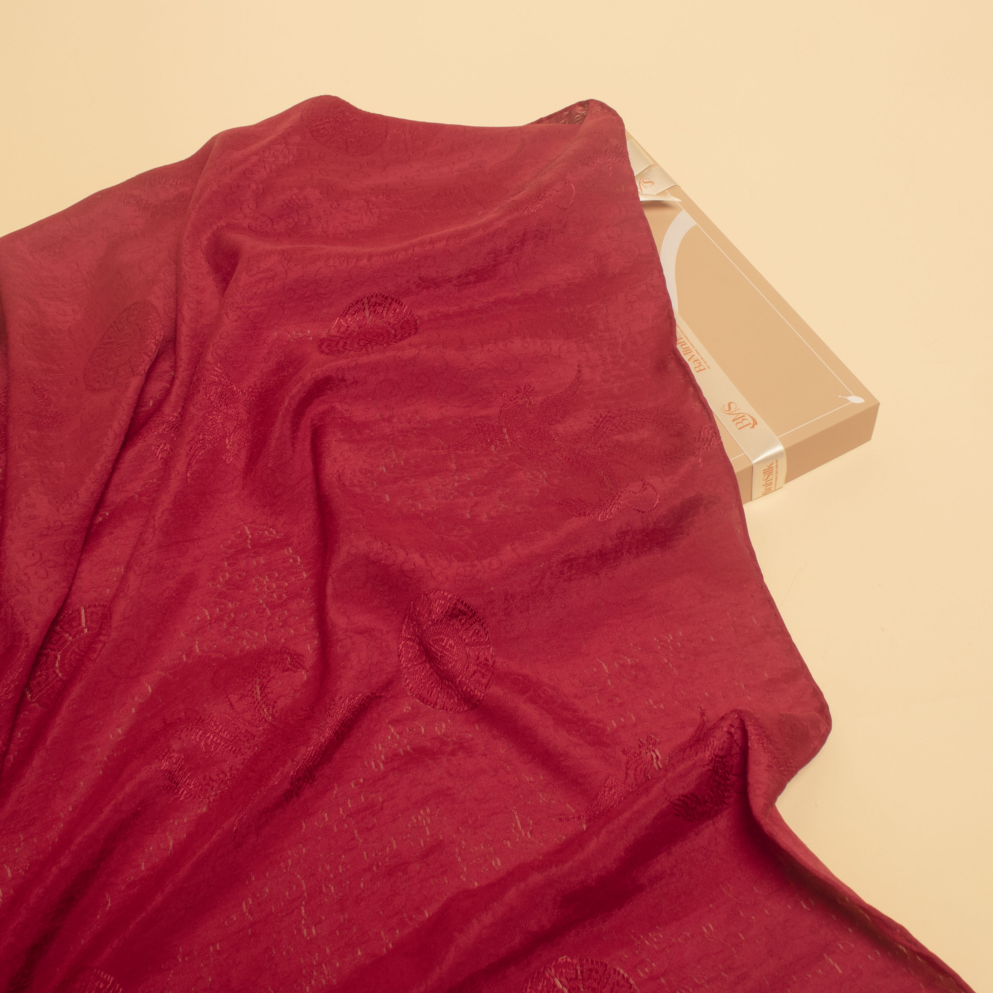 bề mặt khăn lụa vân vuông màu đỏ hoạ tiết phượng hoàng trường thọ 80x80cm