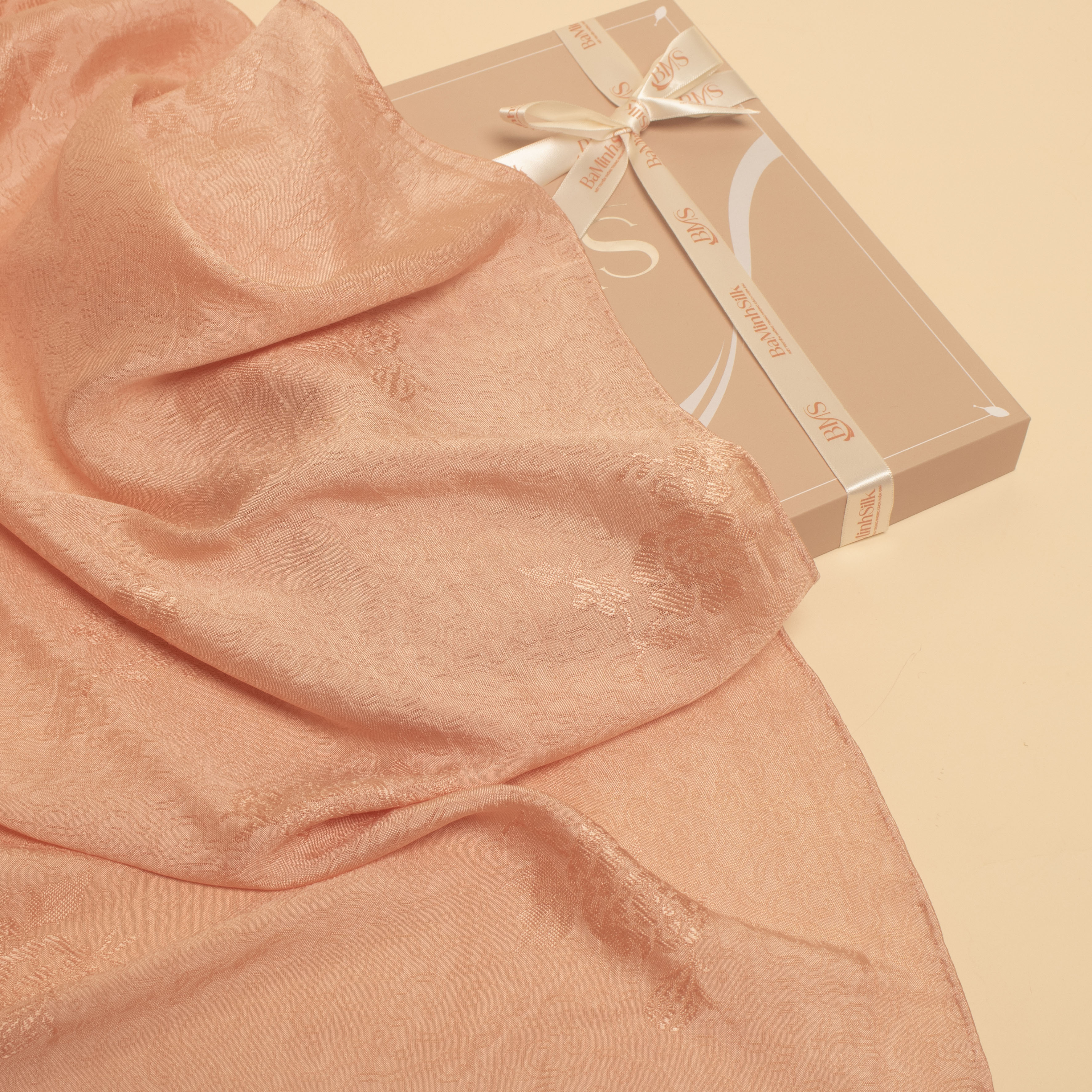 bề mặt khăn lụa vân vuông màu hồng cam hoạ tiết hoa hồng 80x80cm