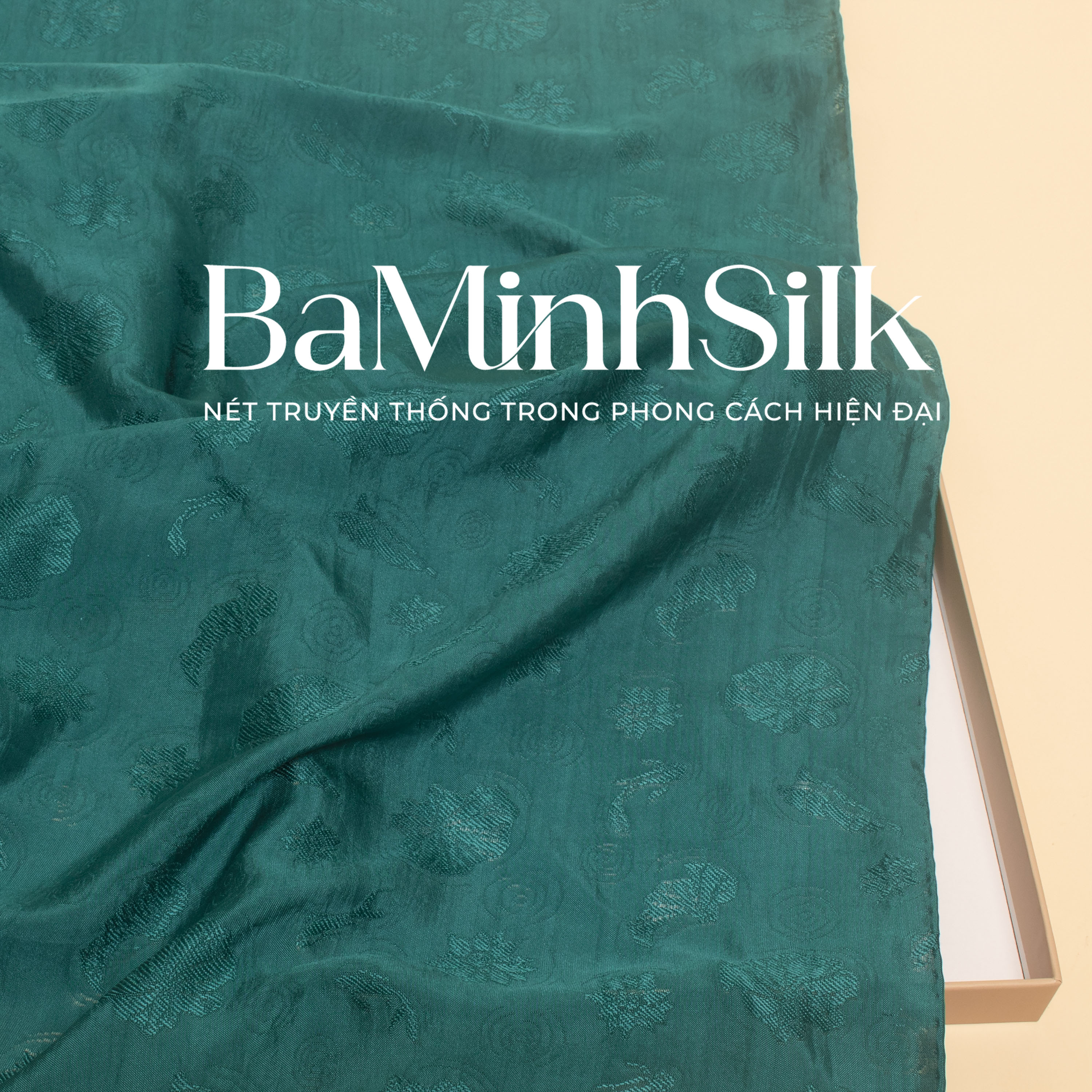 bề mặt khăn lụa vân vuông màu xanh lá đậm hoạ tiết hoa sen 80x80cm