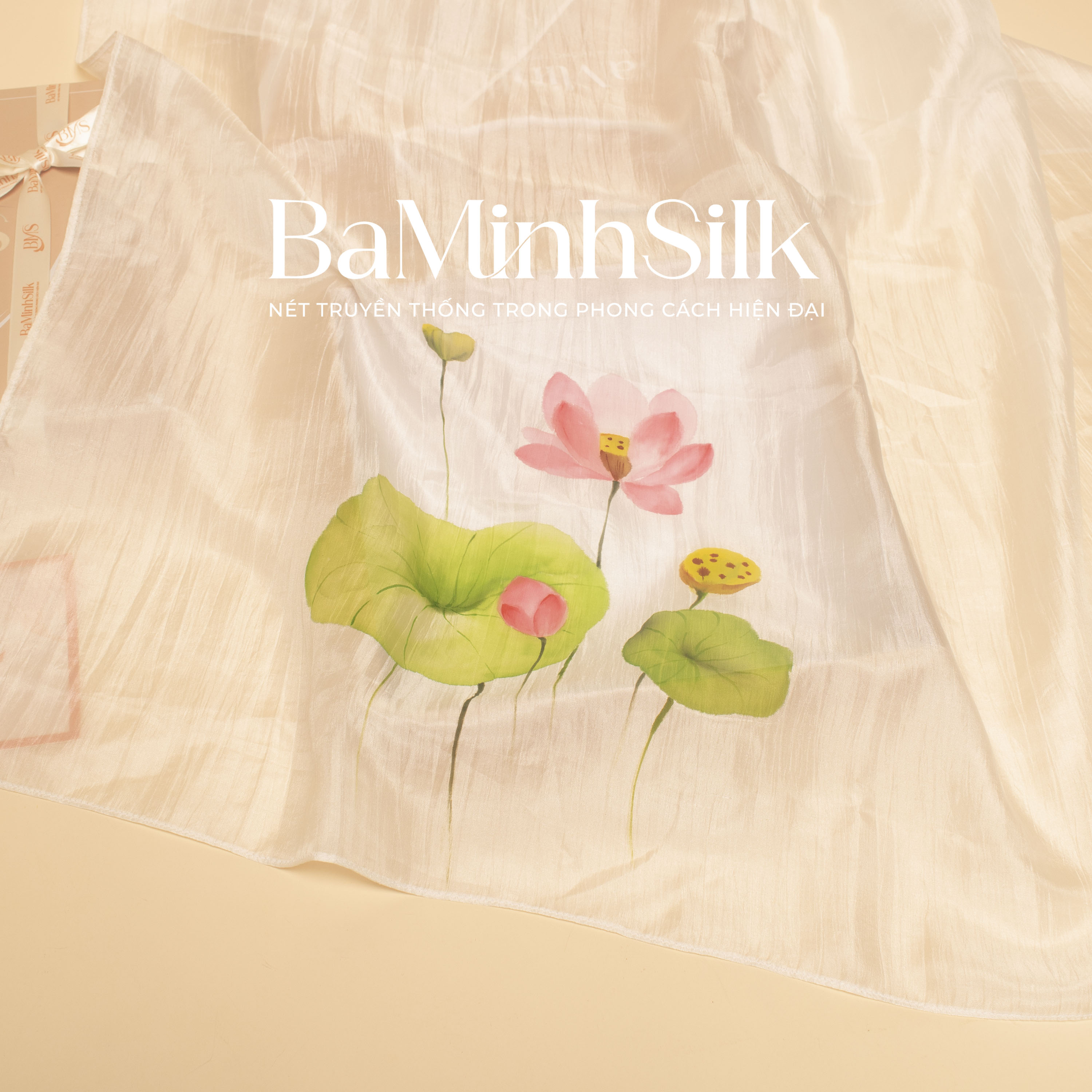 bề mặt khăn lụa vuông trắng 80x80cm hoa sen vẽ tay 1090k