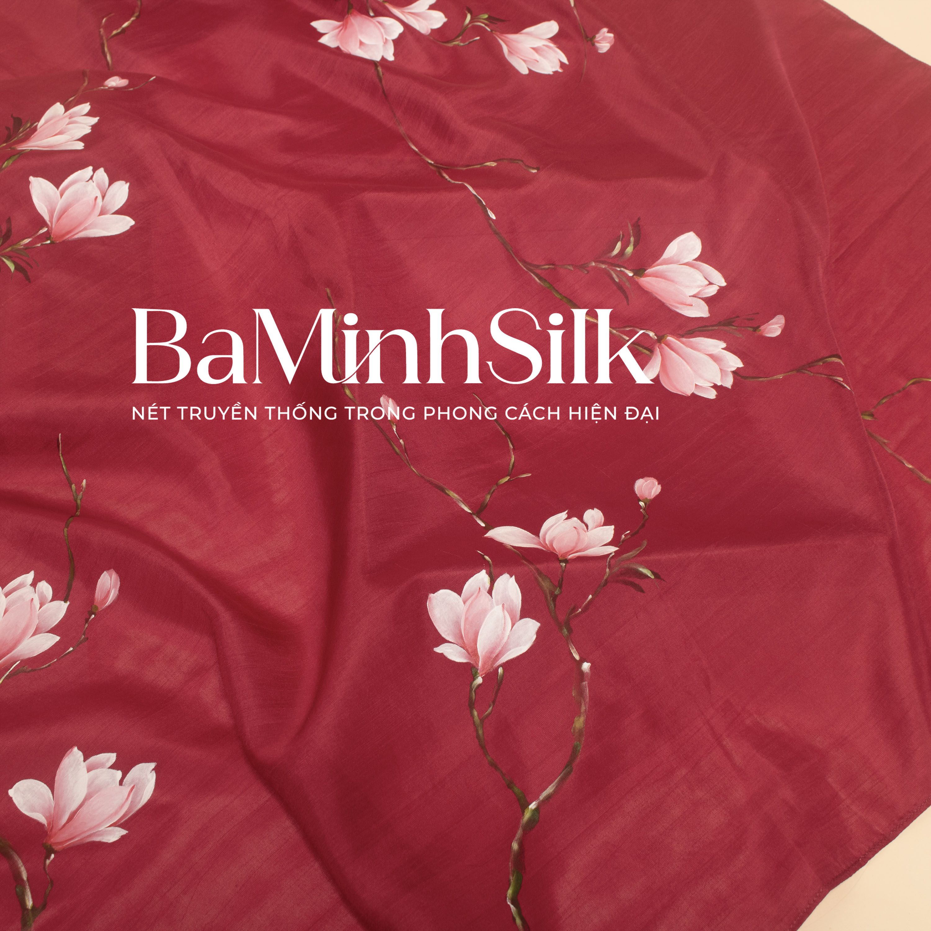 bề mặt khăn lụa vuông vẽ tay hương mộc lan đỏ 80x80cm