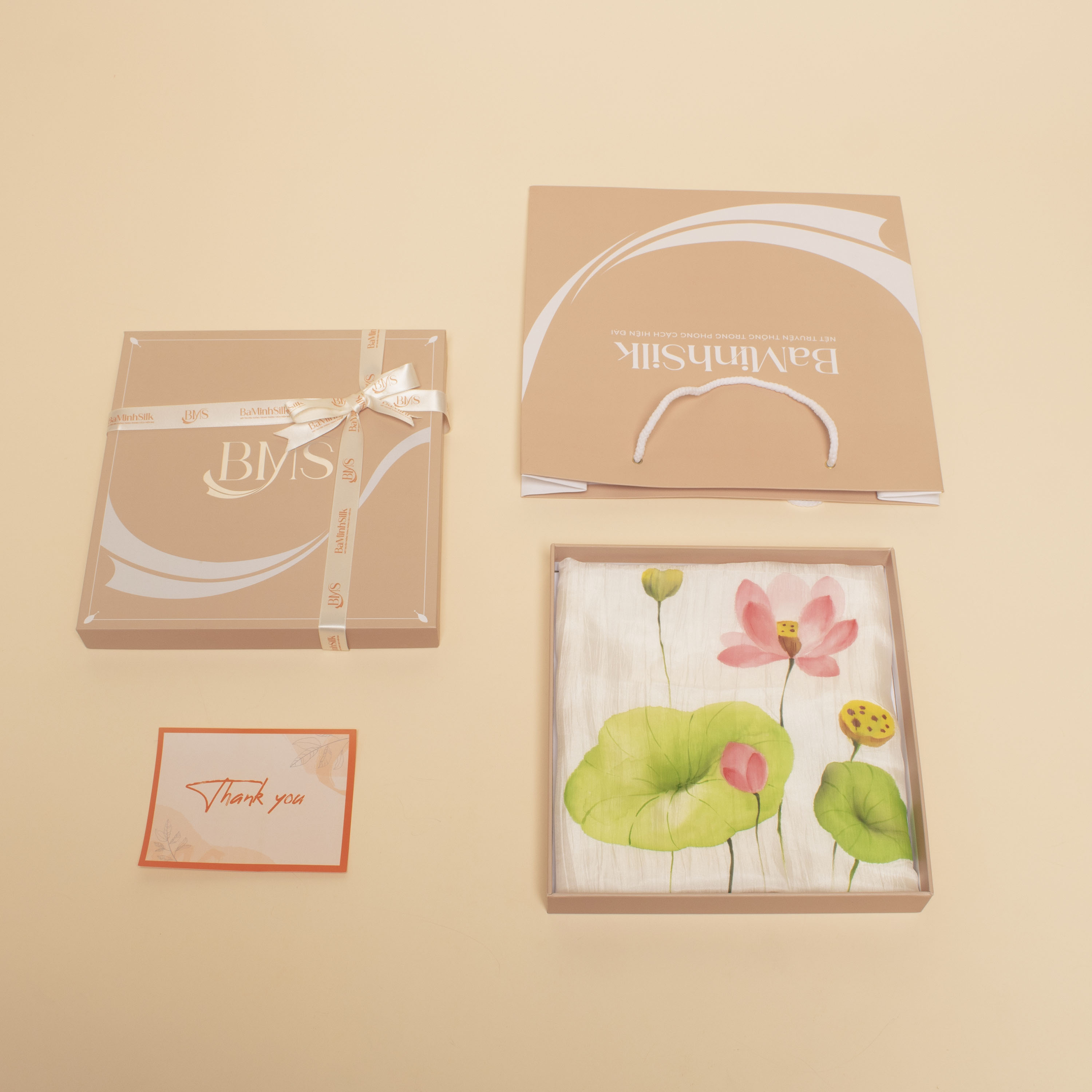 cách đóng gói khăn lụa vuông trắng 80x80cm hoa sen vẽ tay 1090k