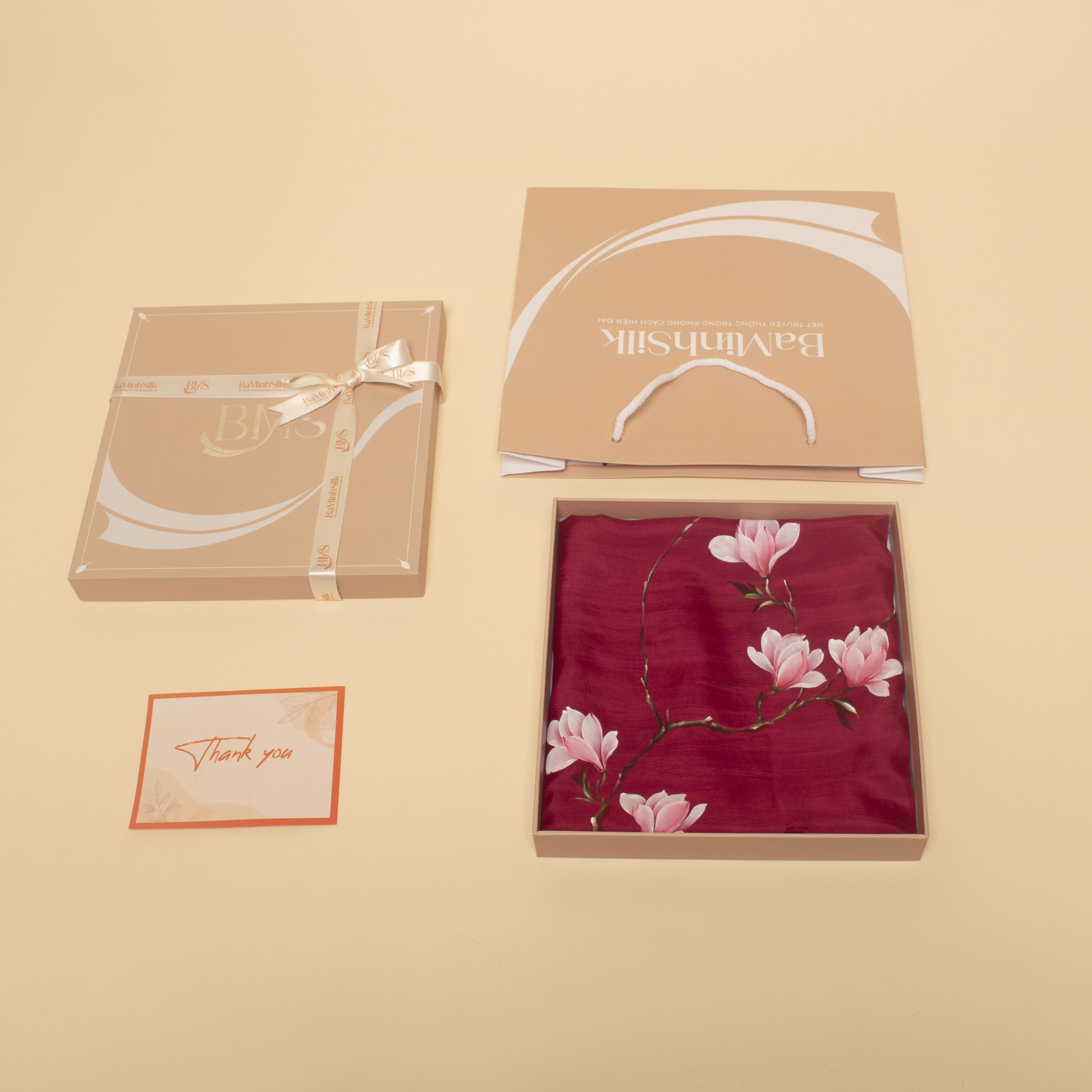 cách đóng khăn lụa vuông vẽ tay hương mộc lan đỏ 80x80cm