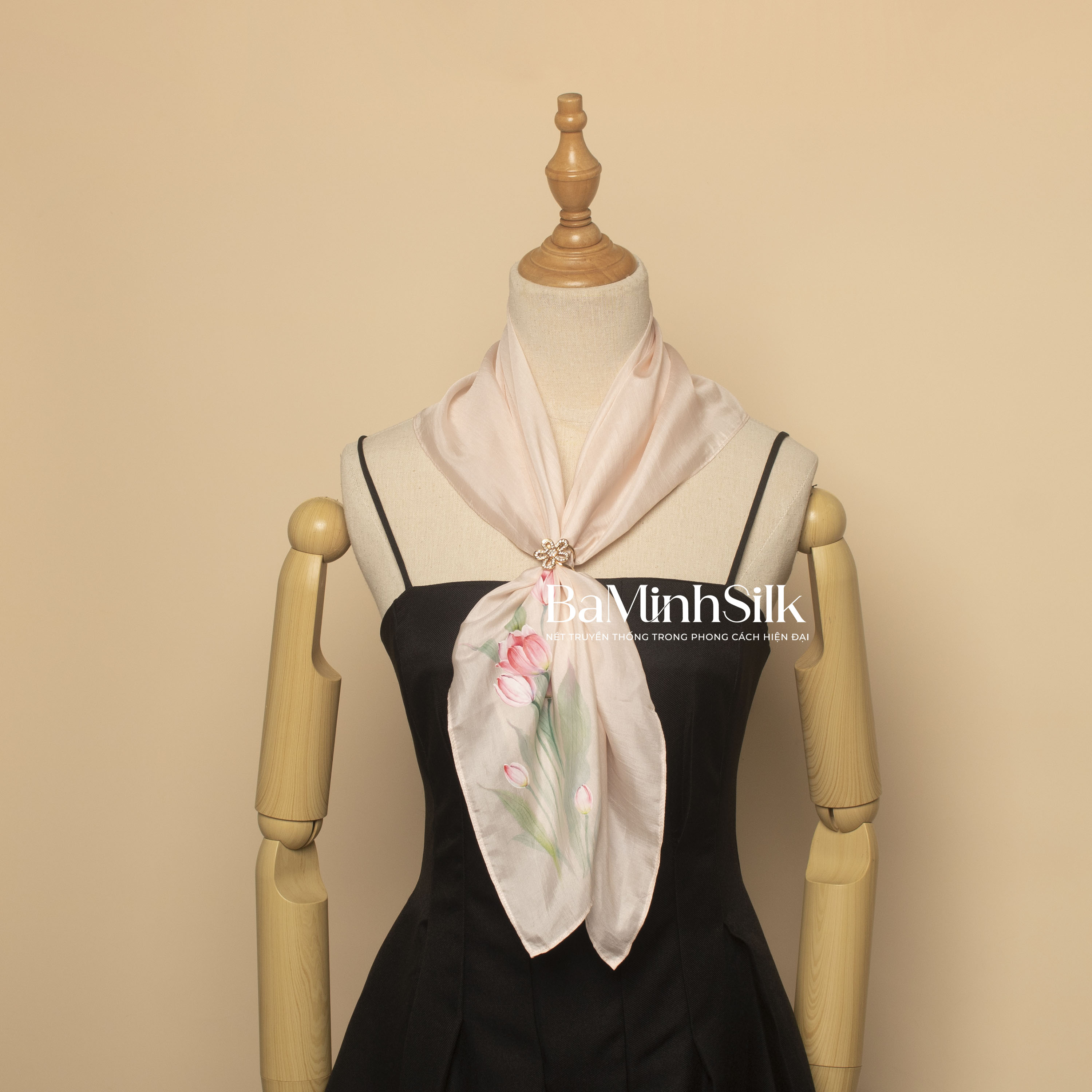 cách quàng khăn lụa vuông 70x70 hồng phấn vẽ hoa tulip