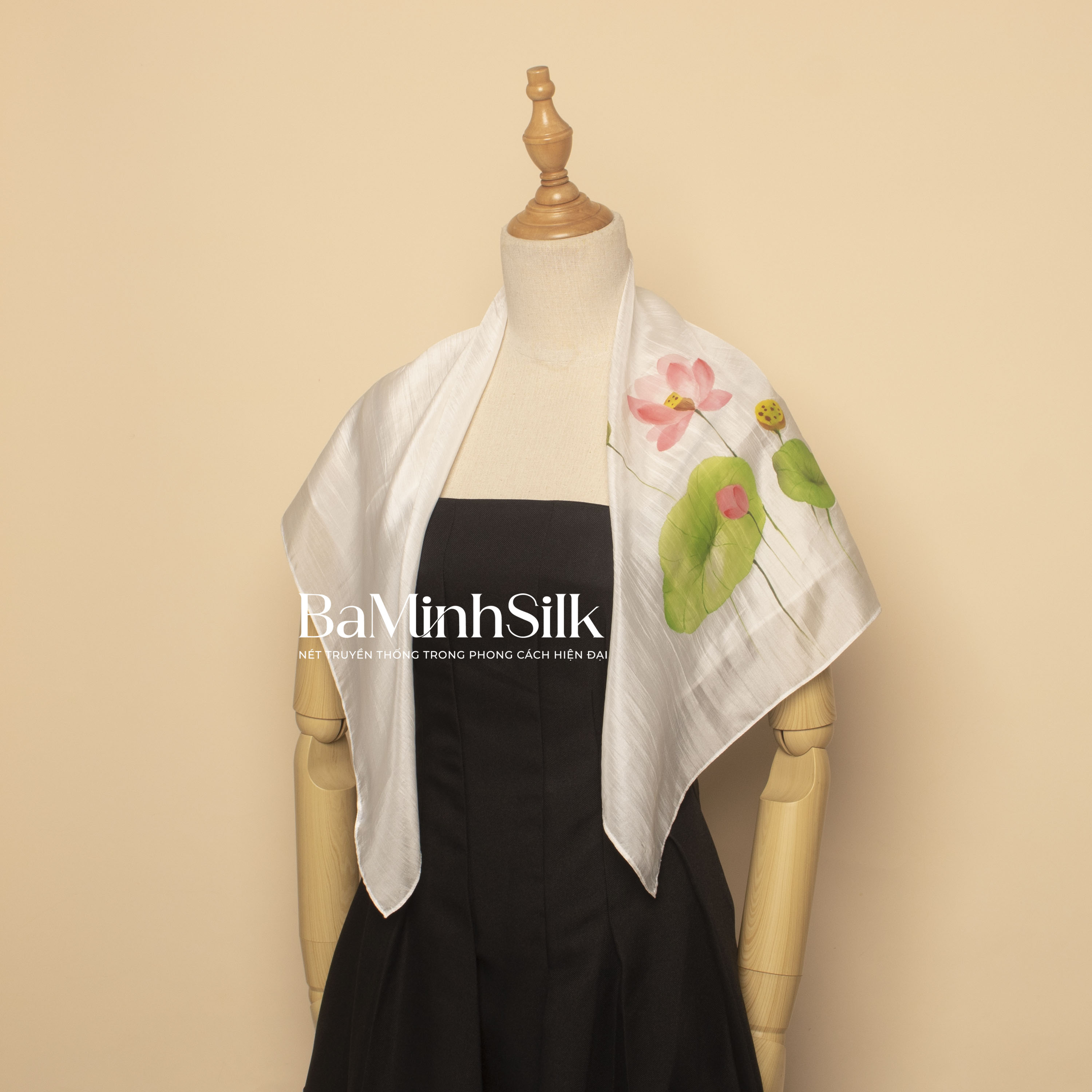 cách quàng khăn lụa vuông trắng 80x80cm hoa sen vẽ tay 1090k