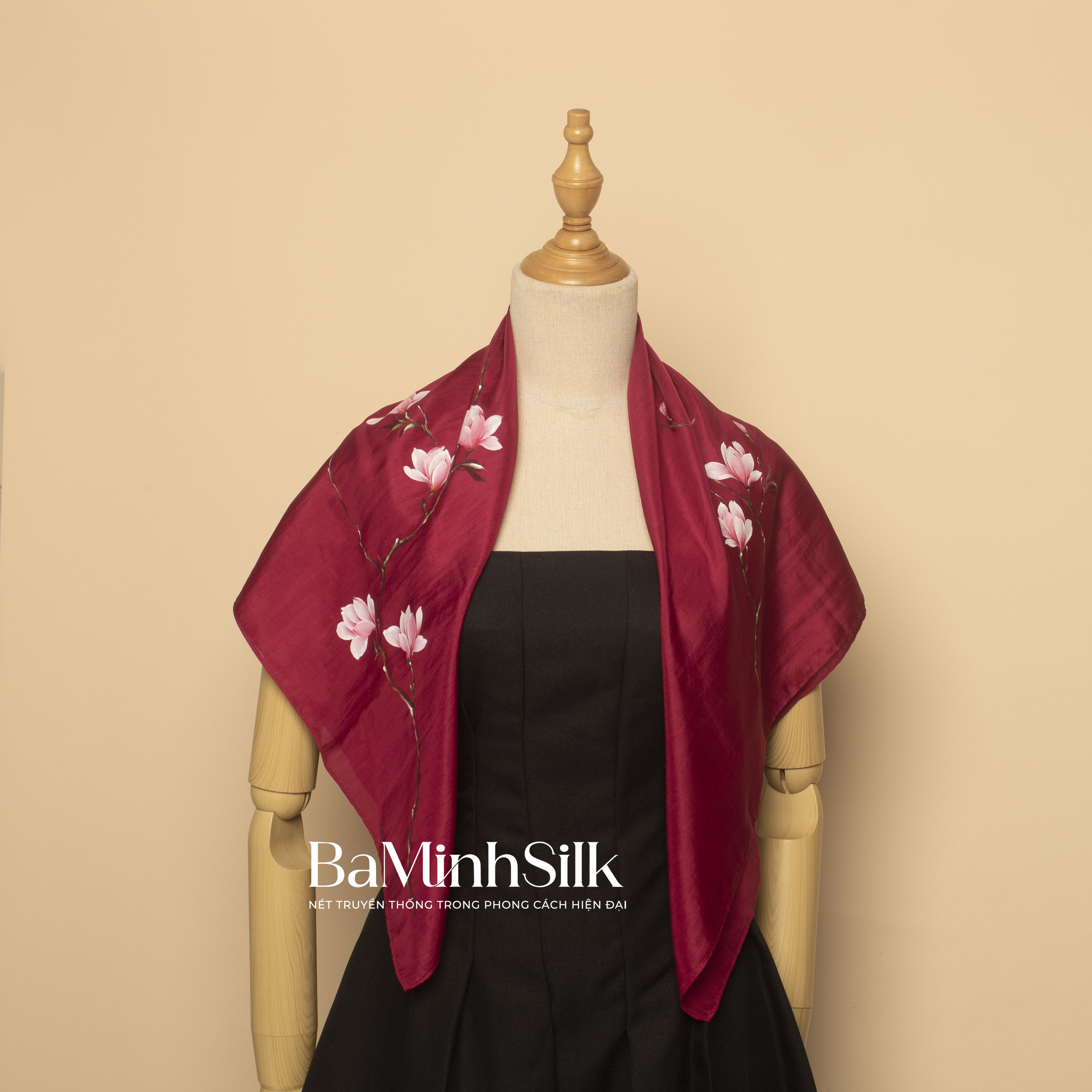 cách quàng khăn lụa vuông vẽ tay hương mộc lan đỏ 80x80cm