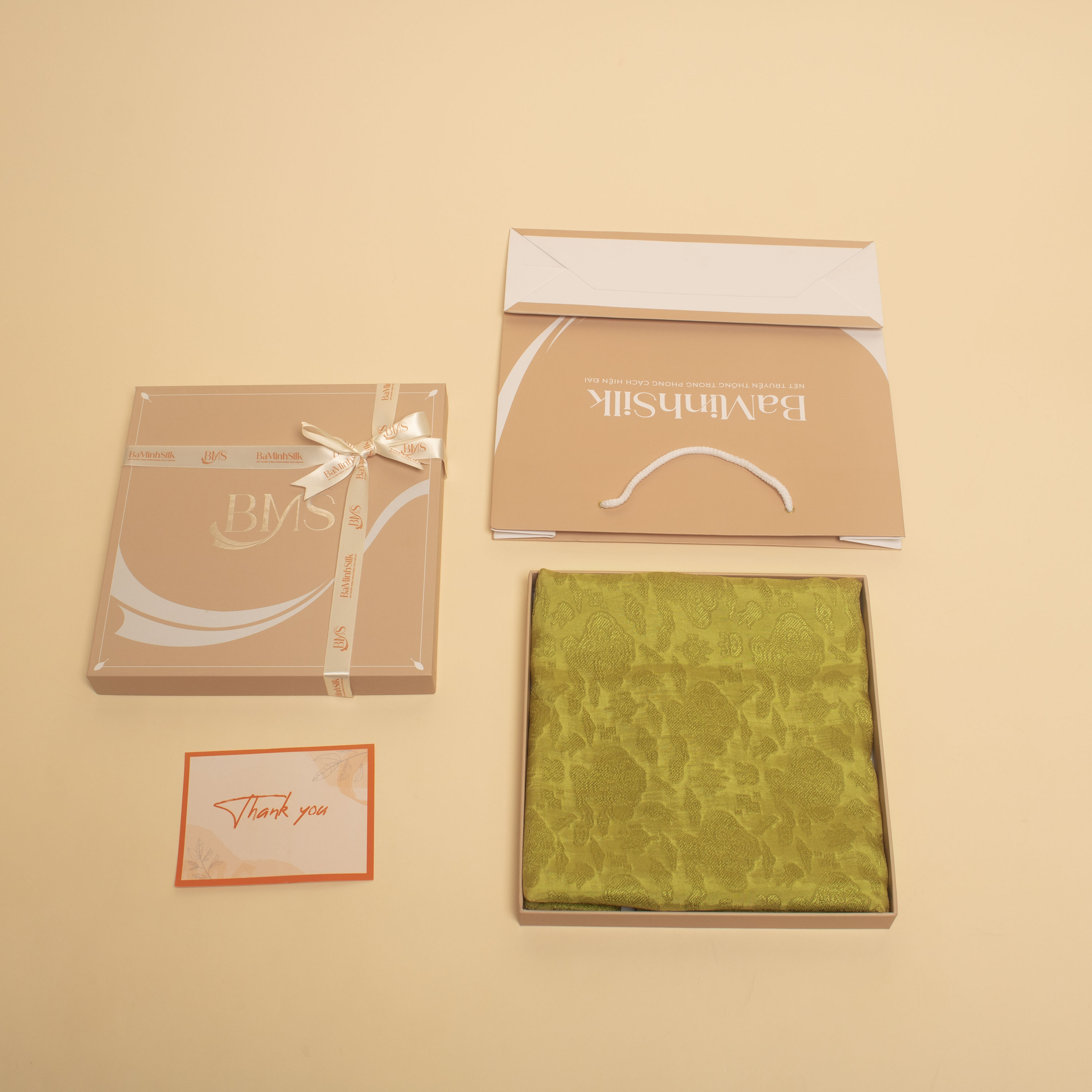 đóng gói khăn lụa vân dài màu vàng cỏ úa hoạ tiết vân mây đóng gói khăn lụa vân dài màu vàng cỏ úa hoạ tiết vân mây