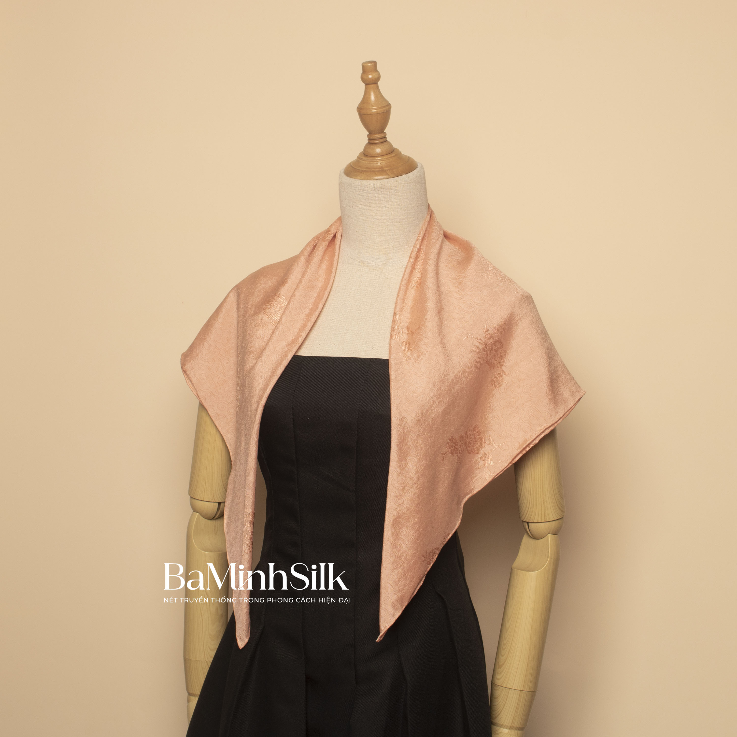 khăn lụa vân vuông màu hồng cam hoạ tiết hoa hồng 80x80cm