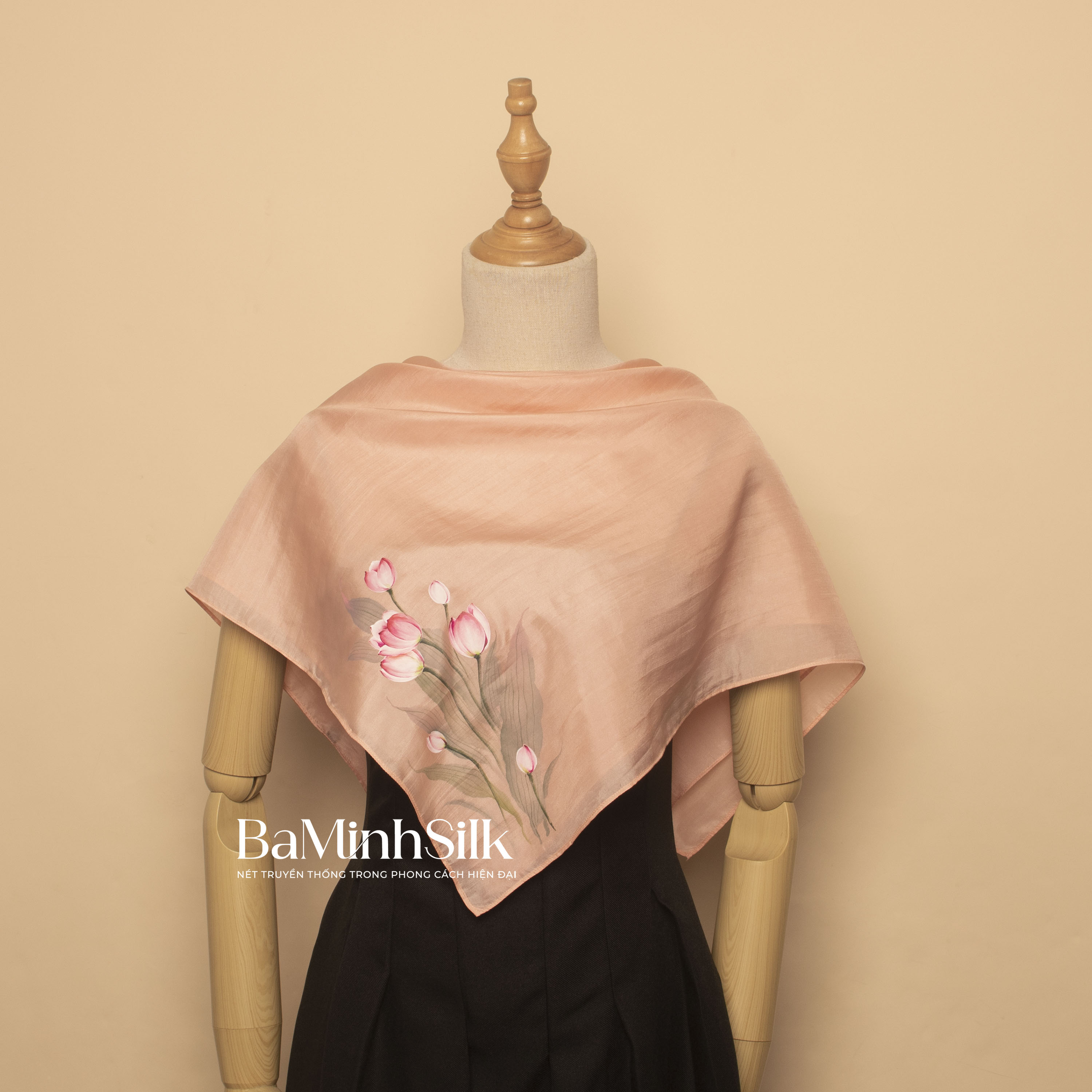 khăn lụa vuông hồng vỏ đỗ vẽ hoa tulip 70x70cm