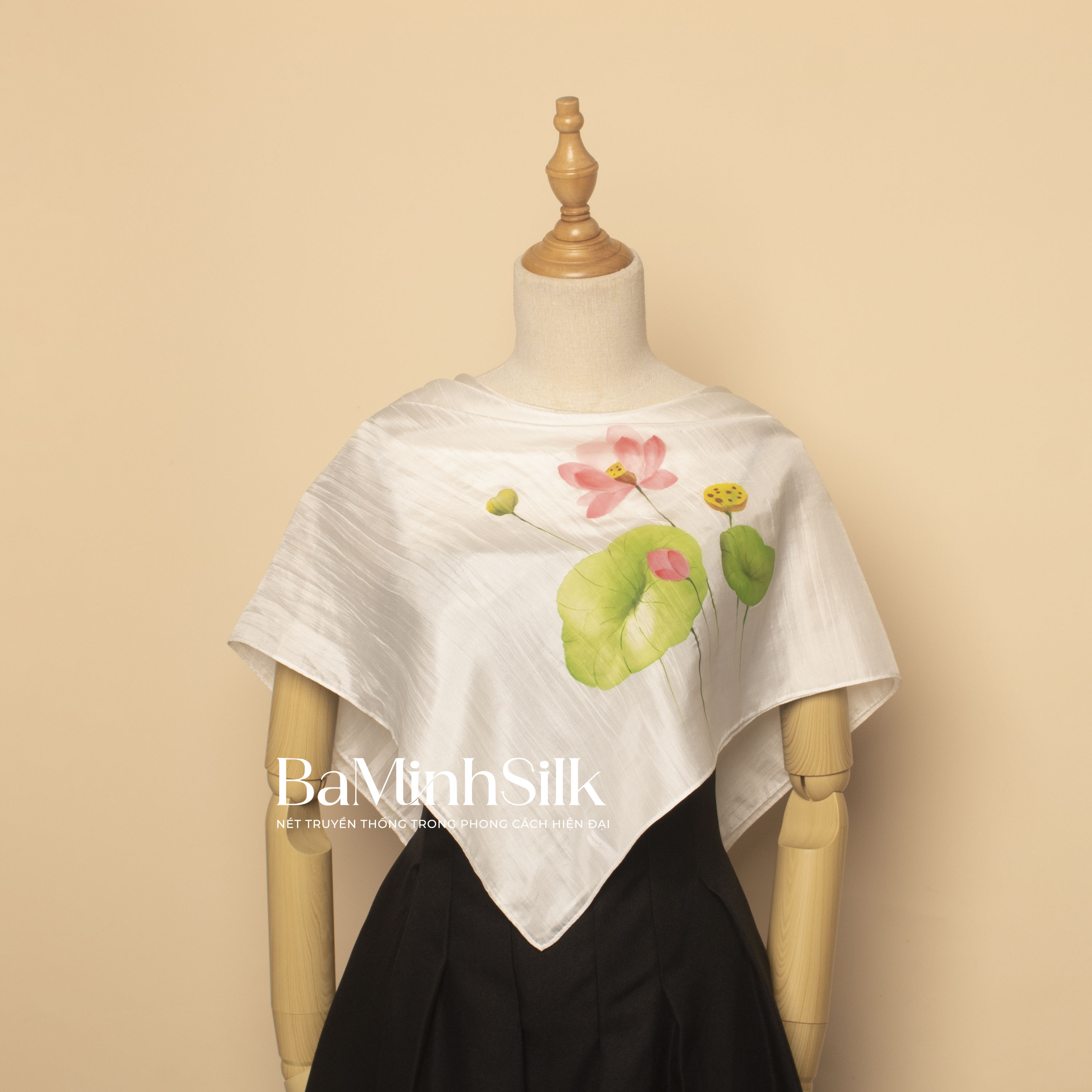 khăn lụa vuông trắng 80x80cm hoa sen vẽ tay 1090k