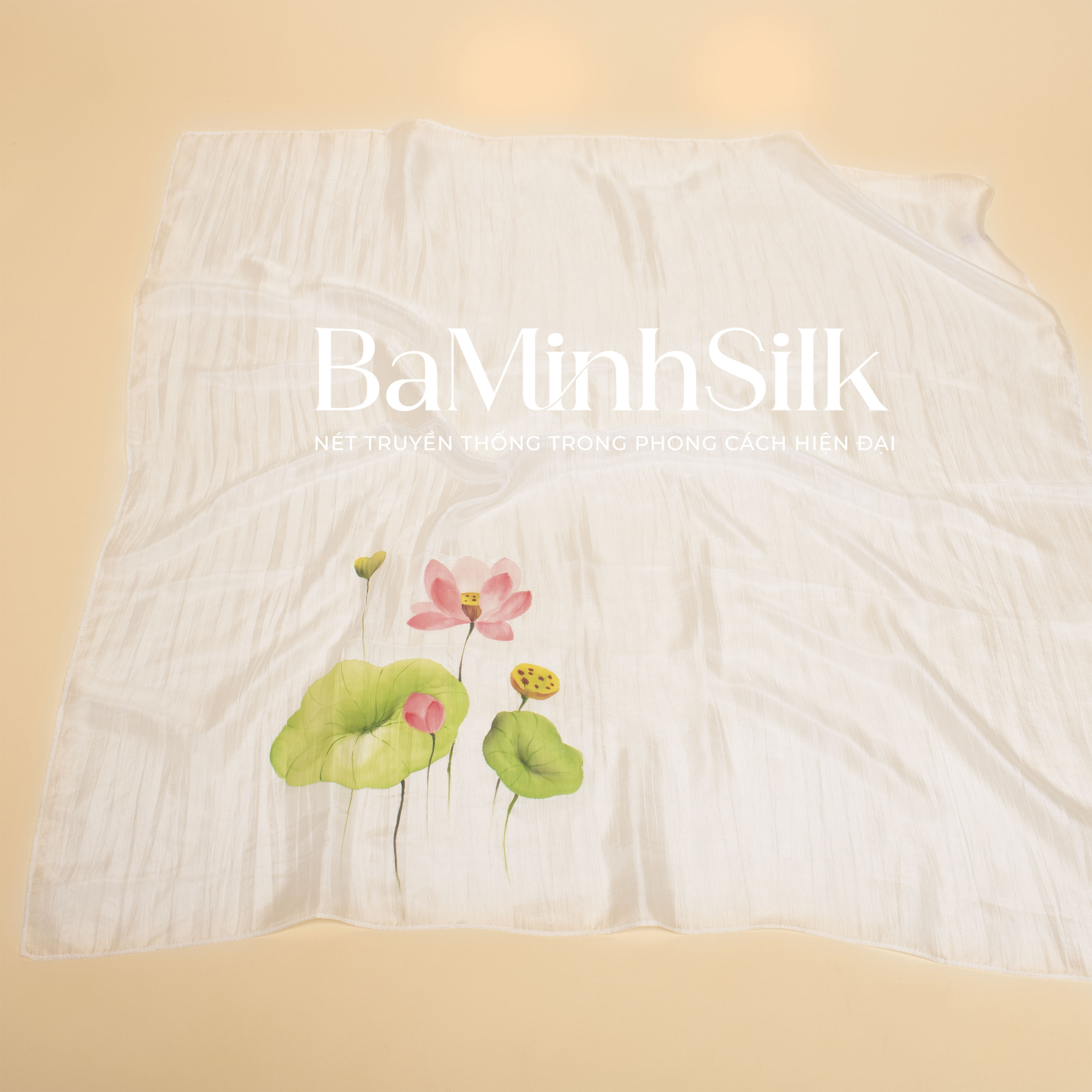 toàn khăn khăn lụa vuông trắng 80x80cm hoa sen vẽ tay 1090k