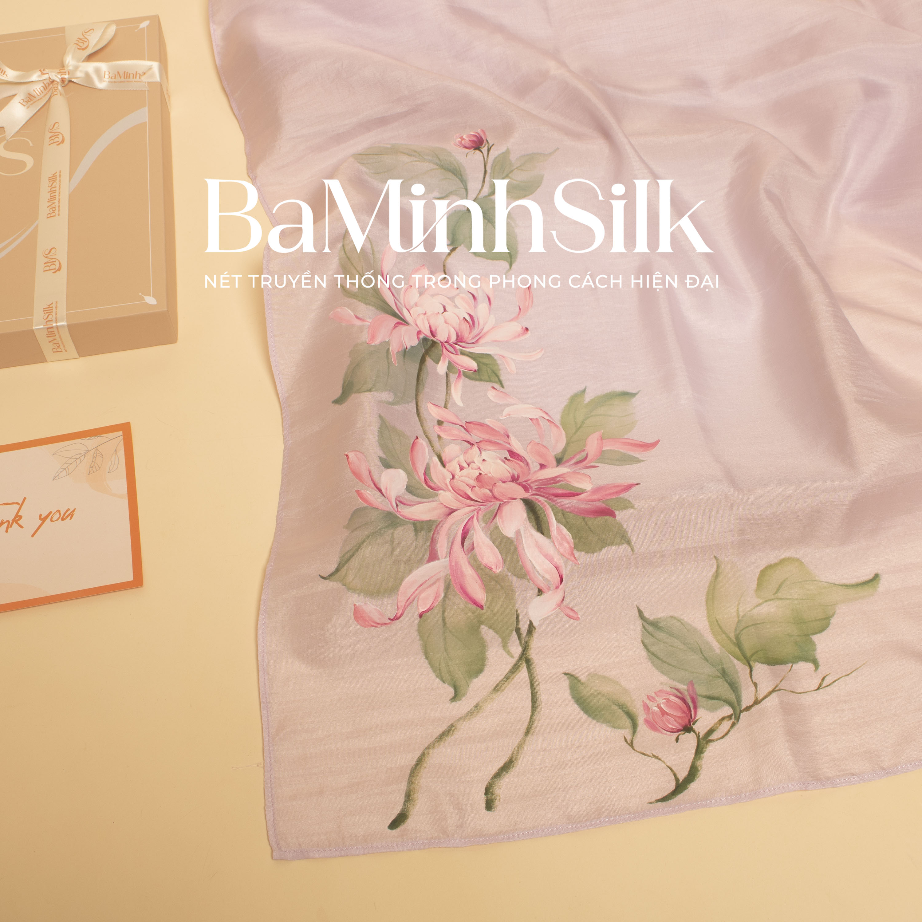 bề mặt khăn lụa vuông tím vẽ hoa cúc đại đoá 80x80cm